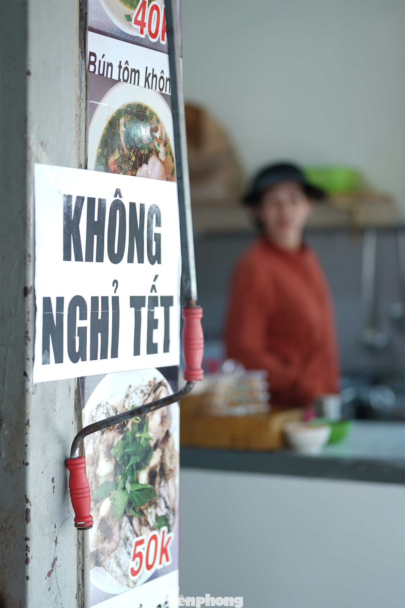 "Đi từ khu vực Gò Vấp qua đến Phú Nhuận mới tìm được một quán ăn vừa ý. Tôi đi dọc đường Phan Xích Long đa phần thấy quán cà phê và một vài quán món Âu-Á mở cửa", chị Hoài Anh (quê Lâm Đồng) chia sẻ.