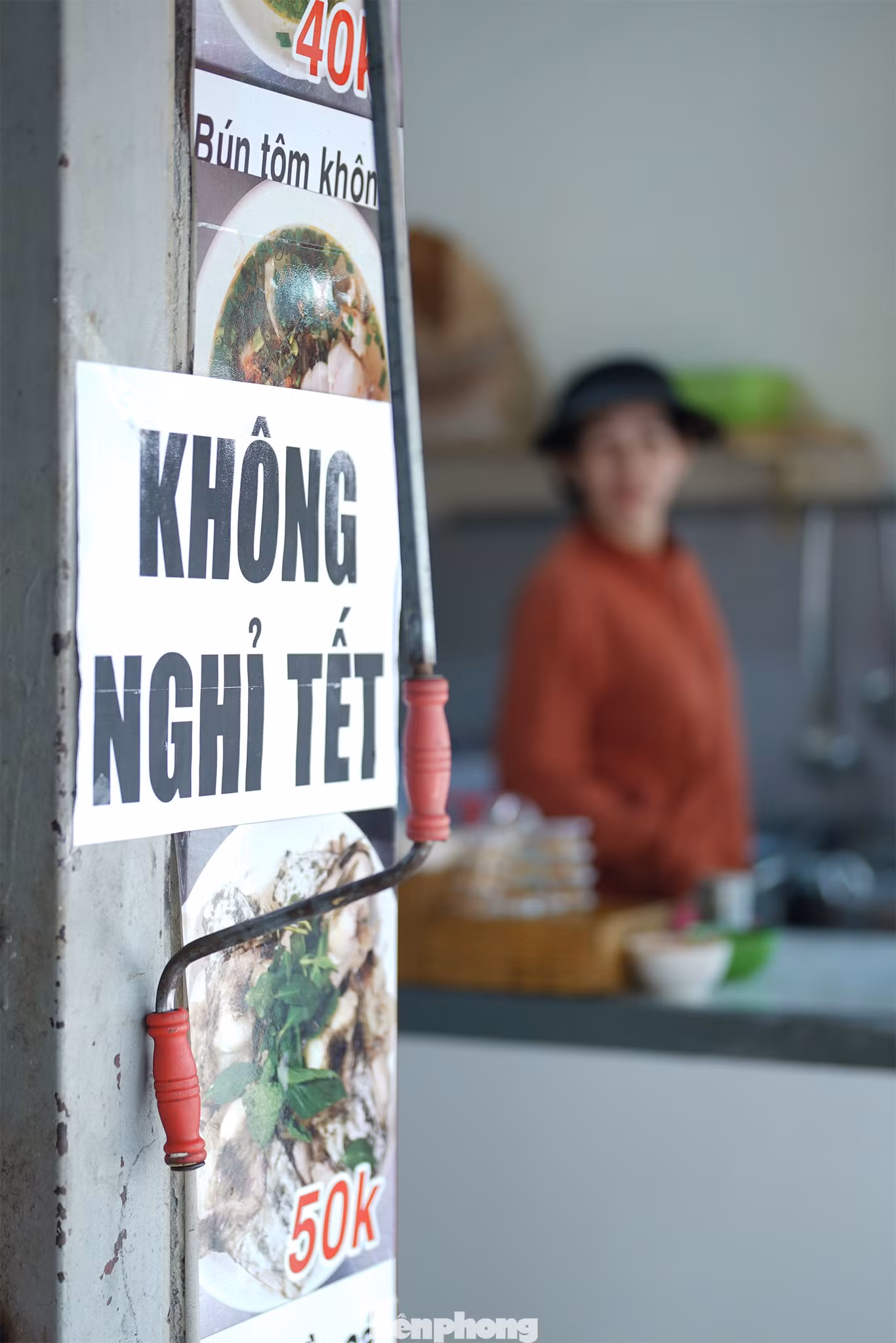 "Đi từ khu vực Gò Vấp qua đến Phú Nhuận mới tìm được một quán ăn vừa ý. Tôi đi dọc đường Phan Xích Long đa phần thấy quán cà phê và một vài quán món Âu-Á mở cửa", chị Hoài Anh (quê Lâm Đồng) chia sẻ.