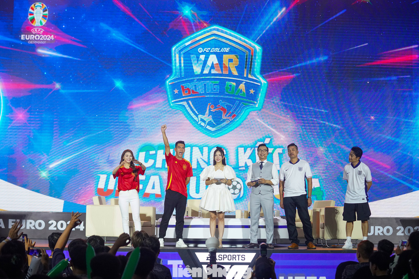 Sự có mặt của tuyển thủ Việt Nam, tiền đạo Tiến Linh, cựu tuyển thủ Phạm Như Thuần... đã đốt cháy bầu không khí của ngày hội.