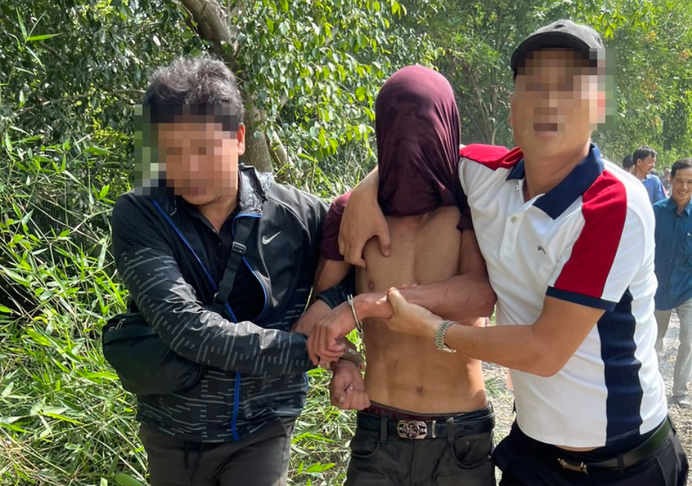 Kẻ giết người được dẫn giải ra khỏi khu rừng.