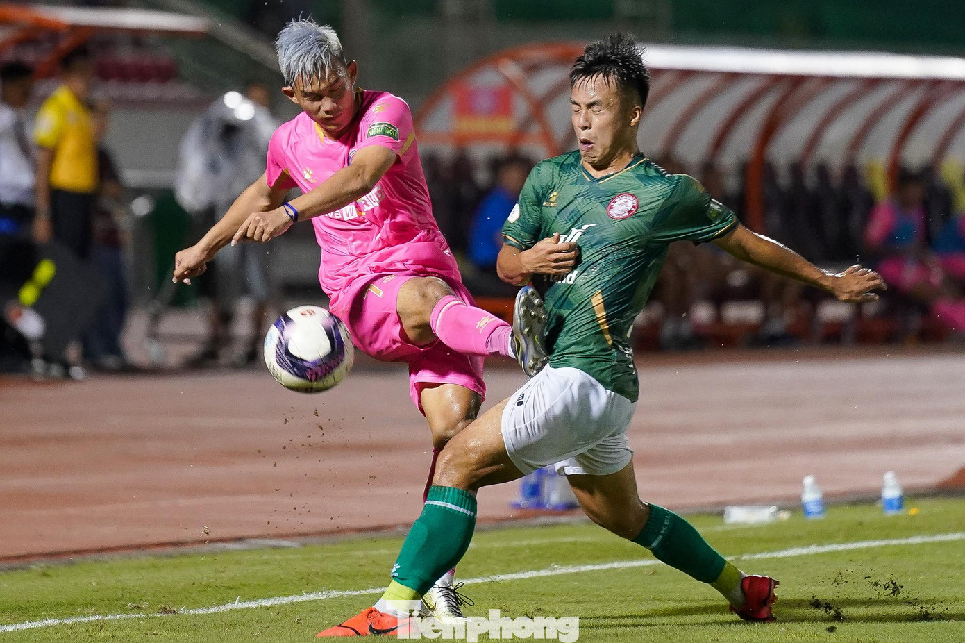 CLB TPHCM bước vào trận này sau khi thua Bình Định 1-2 hôm 12/8. Đó là trận ra mắt của tiền vệ Lee Nguyễn sau khi trở lại Việt Nam, cũng là trận đầu chủ tịch Nguyễn Hữu Thắng giữ vai trò HLV tạm quyền sau khi ông Trần Minh Chiến ra đi. TPHCM dẫn bàn cho đến ba phút cuối, khi họ thủng lưới liên tiếp hai bàn. Về phần Sài Gòn, sau khi giành chiến thắng đầu tiên trước Hà Tĩnh hôm 30/7, họ liên tiếp thua HAGL và Bình Dương. Đến lúc này, Sài Gòn, TPHCM, Nam Định và Hà Tĩnh là những đội thua nhiều trận nhất (sáu), nhưng Sài Gòn thua thiệt do mới thắng một. CLB TPHCM bước vào trận này sau khi thua Bình Định 1-2 hôm 12/8. Đó là trận ra mắt của tiền vệ Lee Nguyễn sau khi trở lại Việt Nam, cũng là trận đầu chủ tịch Nguyễn Hữu Thắng giữ vai trò HLV tạm quyền sau khi ông Trần Minh Chiến ra đi. TPHCM dẫn bàn cho đến ba phút cuối, khi họ thủng lưới liên tiếp hai bàn. Về phần Sài Gòn, sau khi giành chiến thắng đầu tiên trước Hà Tĩnh hôm 30/7, họ liên tiếp thua HAGL và Bình Dương. Đến lúc này, Sài Gòn, TPHCM, Nam Định và Hà Tĩnh là những đội thua nhiều trận nhất (sáu), nhưng Sài Gòn thua thiệt do mới thắng một.