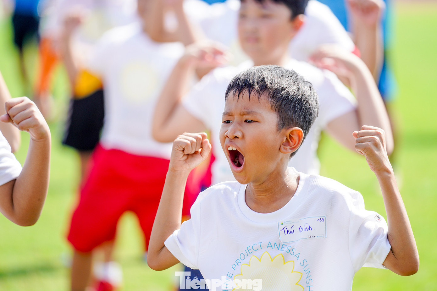 Tầm hơn 8h nhưng thời tiết TPHCM nắng khá gắt. Một số bé chưa quen với vận động ngoài trời xuất hiện dấu hiệu mệt mỏi, buồn ngủ. Chương trình giúp các bé lấy lại năng lượng bằng các bài khởi động. Bên cạnh còn có những hoạt động thú vị như màn biểu diễn vũ điệu Anessa, học cách thoa kem chống nắng đúng cách, kiểm chứng hiệu quả bảo vệ tức thì của kem chống nắng qua trải nghiệm với UV Camera.