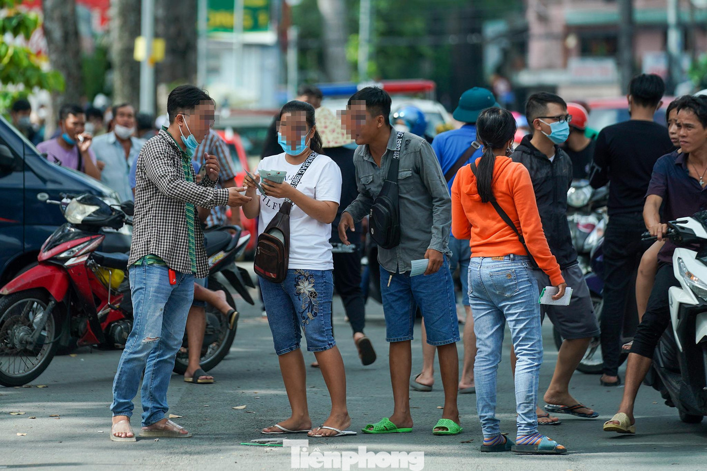 Phe vé trước sân vận động cũng hoạt động nhộn nhịp với nhiều vé đẹp.