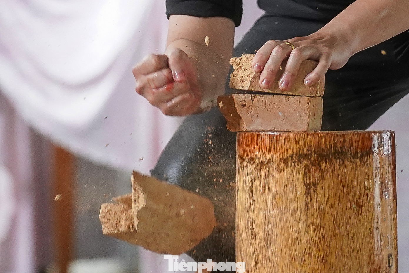 Phần biểu diễn này có tên Thiết sa chưởng cương đao phá thạch đệ nhị tầng (đập vỡ hai lớp gạch).