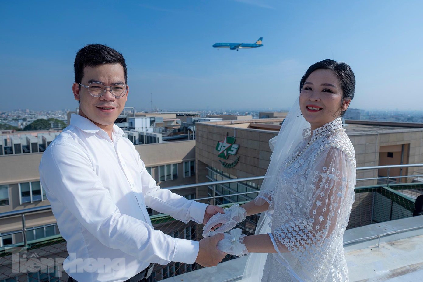 Bác sĩ Đoàn Kim Hướng, bệnh viện Ung bướu, vợ là Dương Thị Thuý Vy, điều dưỡng khoa răng hàm mặt. Hai vợ chồng làm chung bệnh viện Ung bướu từ 4 năm trước. Sau đó, chị Vy về công tác tại bệnh viện 175. Hai vợ chồng lỡ ba lần cưới, mỗi lần như thế cả hai đều động viên nhau một câu “sau dịch mình cưới”. Bác sĩ Đoàn Kim Hướng, bệnh viện Ung bướu, vợ là Dương Thị Thuý Vy, điều dưỡng khoa răng hàm mặt. Hai vợ chồng làm chung bệnh viện Ung bướu từ 4 năm trước. Sau đó, chị Vy về công tác tại bệnh viện 175. Hai vợ chồng lỡ ba lần cưới, mỗi lần như thế cả hai đều động viên nhau một câu “sau dịch mình cưới”.