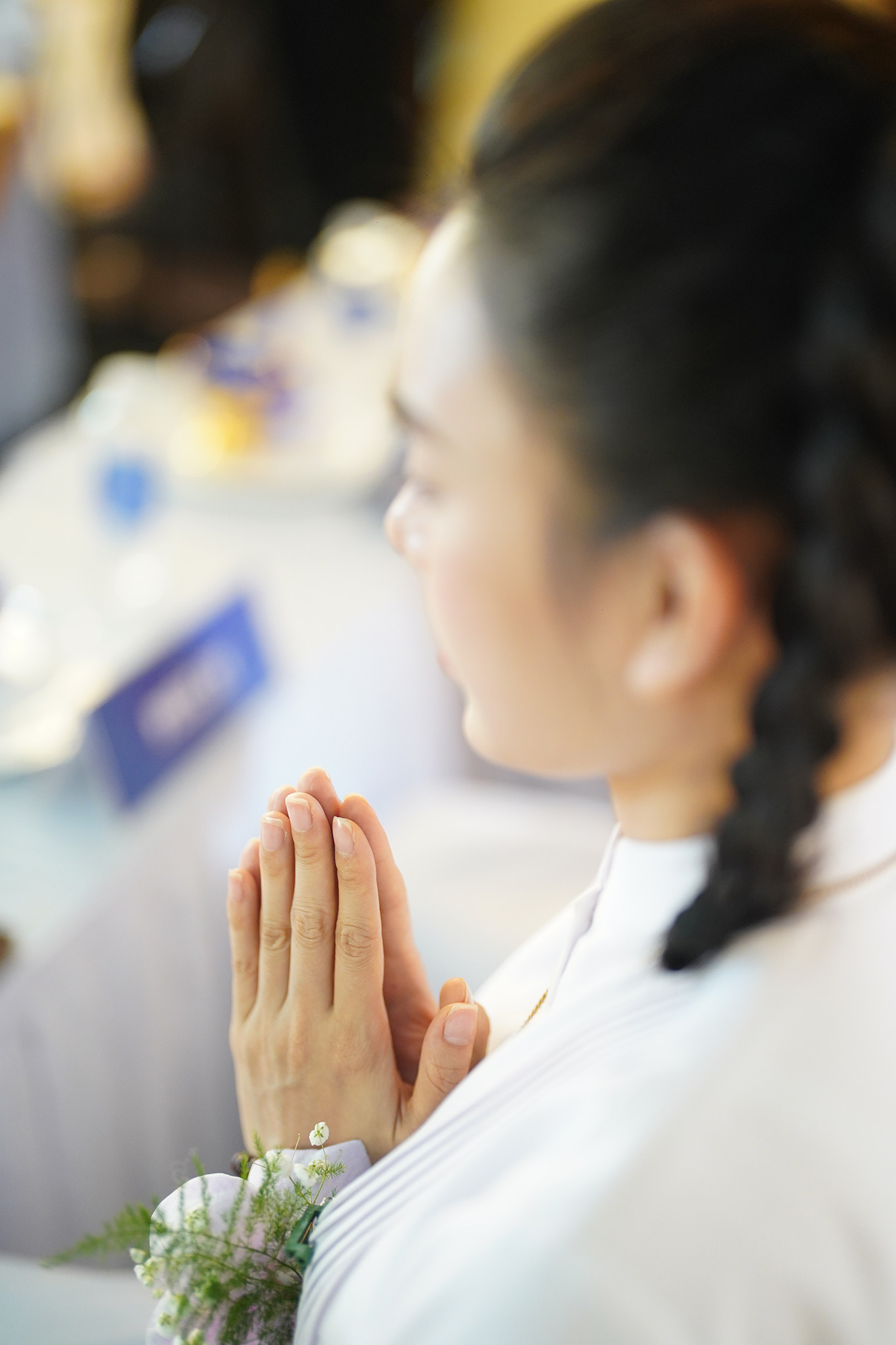 "Với tấm lòng mộ đạo, tôn kính Phật, Pháp, Tăng, tôi đăng ký mặc áo tầm vông và khoác khăn sbay (một loại khăn lụa mềm mại được cuốn chéo từ vai trái xuống sườn phải) để được trở thành một cô gái Khmer trong buổi lễ", bạn Thảo, nhân viên của KDL Suối Tiên chia sẻ.