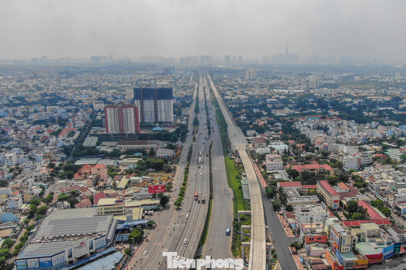 Hướng nhìn từ Ngã tư Thủ Đức về trung tâm Thành phố. Ngày 10 tháng 10 năm 1984, Xa lộ Biên Hòa được đổi tên thành xa lộ Hà Nội nhân dịp kỷ niệm 30 năm giải phóng Thủ đô Hà Nội. Giờ đây, đoạn từ cầu Sài Gòn đến ngã tư Thủ Đức được đổi thành đường Võ Nguyên Giáp, người dân sẽ chạy xuyên suốt con đường gắn liền với sự kiện chấn động địa cầu mà không cần đổi tuyến.