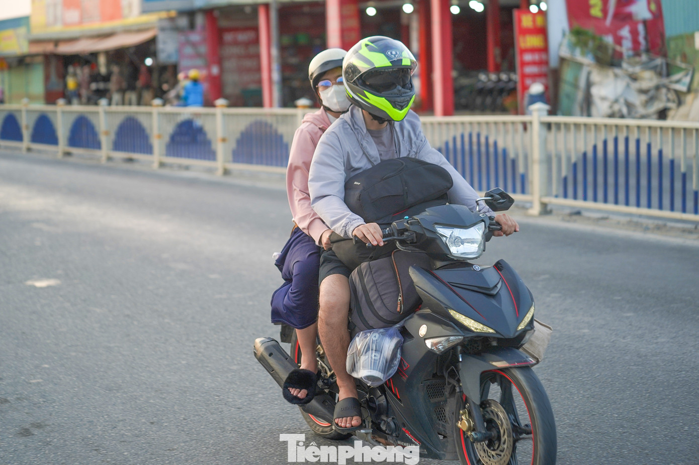 Một người dân thay dép để thoải mái di chuyển chặng đường dài...