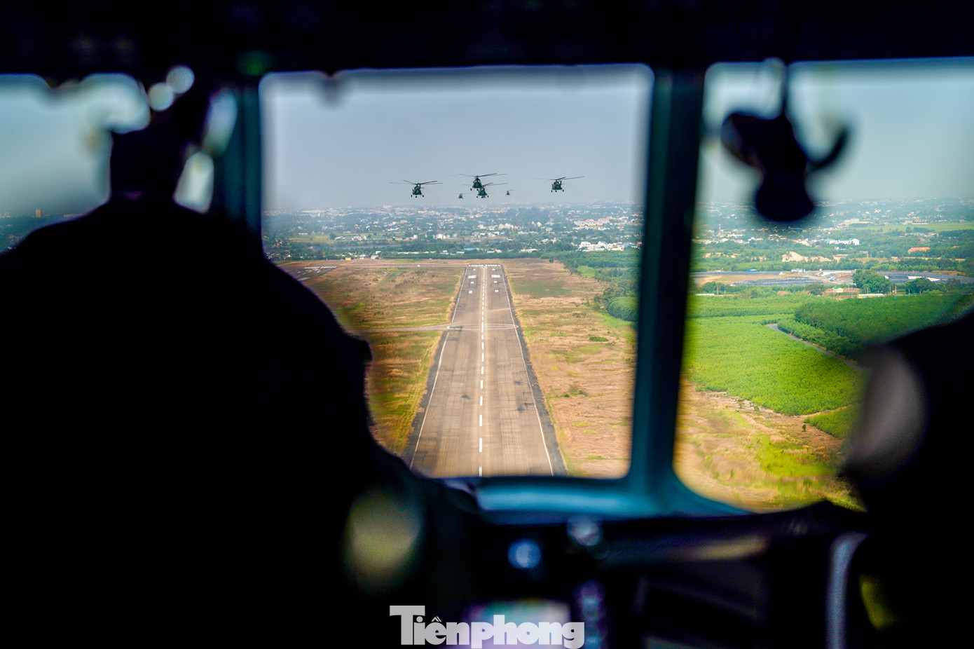 Quan sát đội hình đồng đội từ buồng lái.