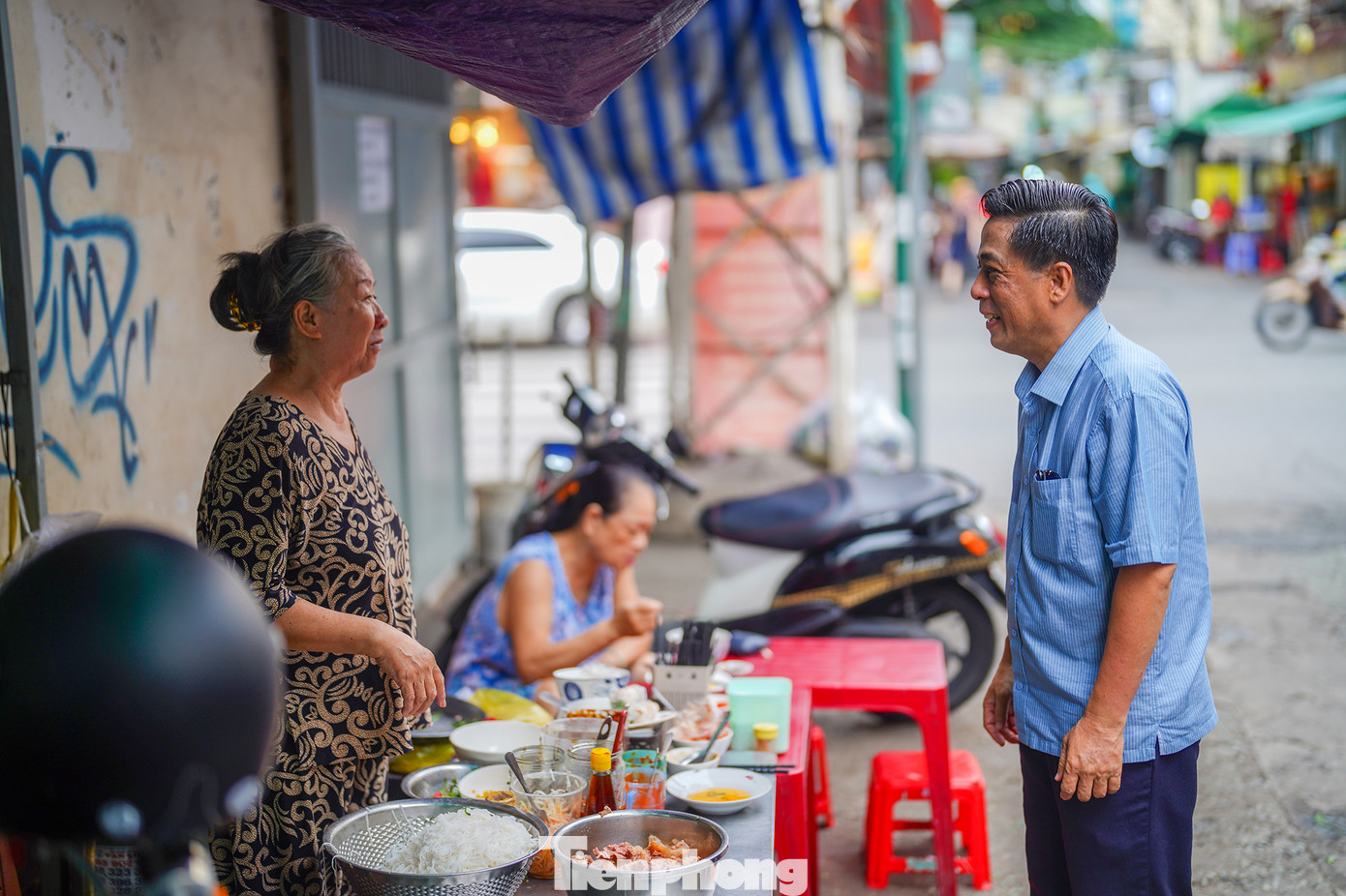 Trong những ngày trước Quốc tang, bà con ở hẻm căn cứ đều nhắc lại kỷ niệm được gặp Tổng Bí thư Nguyễn Phú Trọng 6 năm trước. "Hôm đó, khi thấy bác xuống xe, người dân đồng loạt vỗ tay chào mừng bác", ông Bình kể lại.