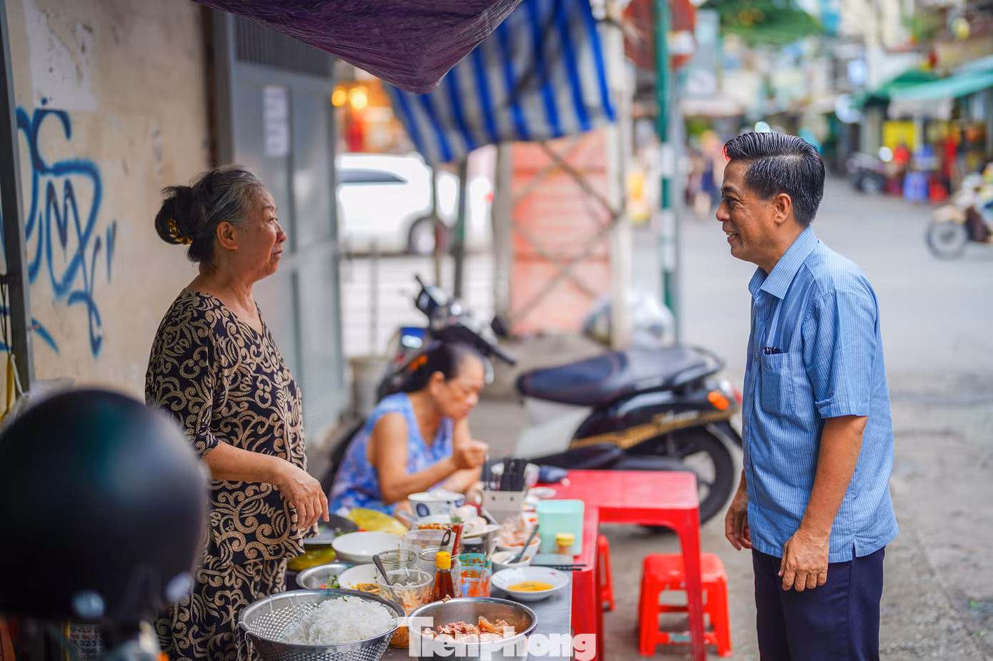 Trong những ngày trước Quốc tang, bà con ở hẻm căn cứ đều nhắc lại kỷ niệm được gặp Tổng Bí thư Nguyễn Phú Trọng 6 năm trước. "Hôm đó, khi thấy bác xuống xe, người dân đồng loạt vỗ tay chào mừng bác", ông Bình kể lại.