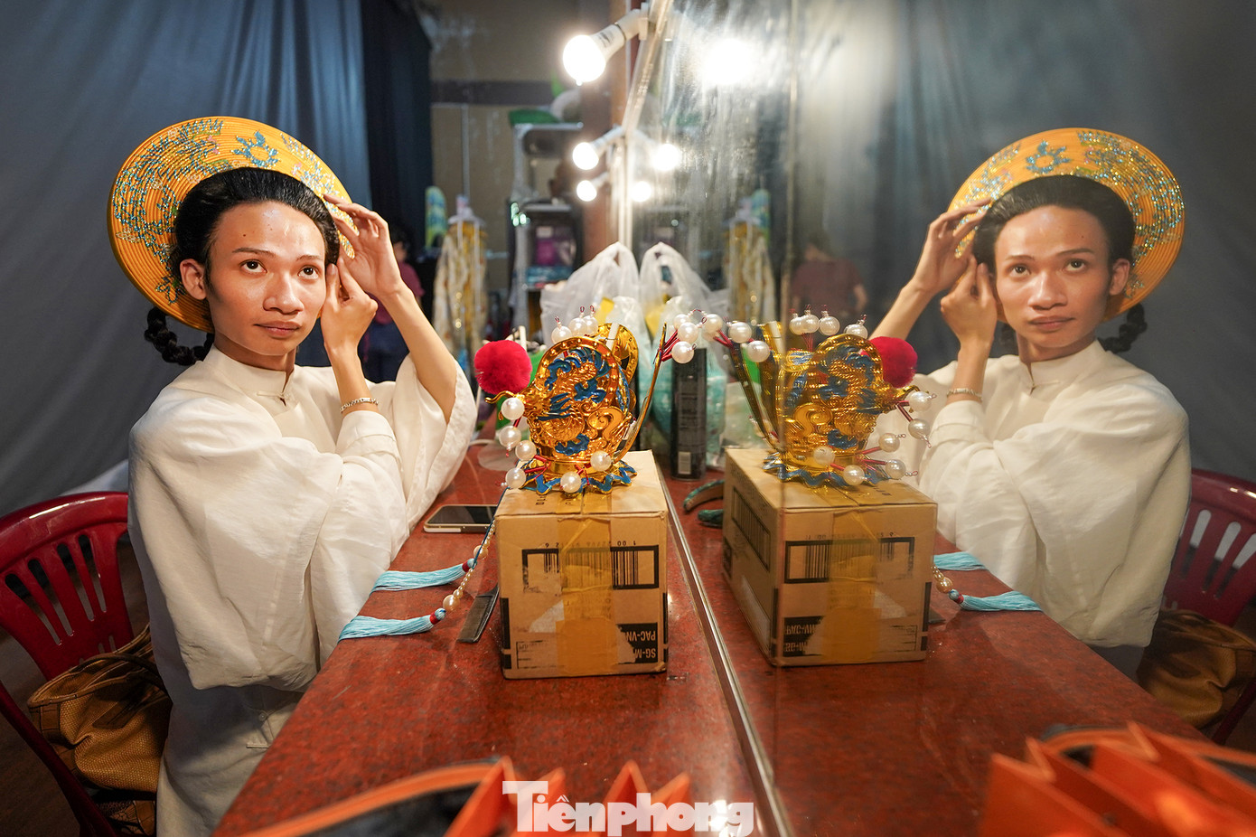 Cái tên Hạ Nắng đang trở thành một hiện tượng trên mạng xã hội bởi chàng trai trẻ này có tạo hình khá đặc biệt khi diễn xướng cải lương, đờn ca tài tử... trong các clip được đăng tải.