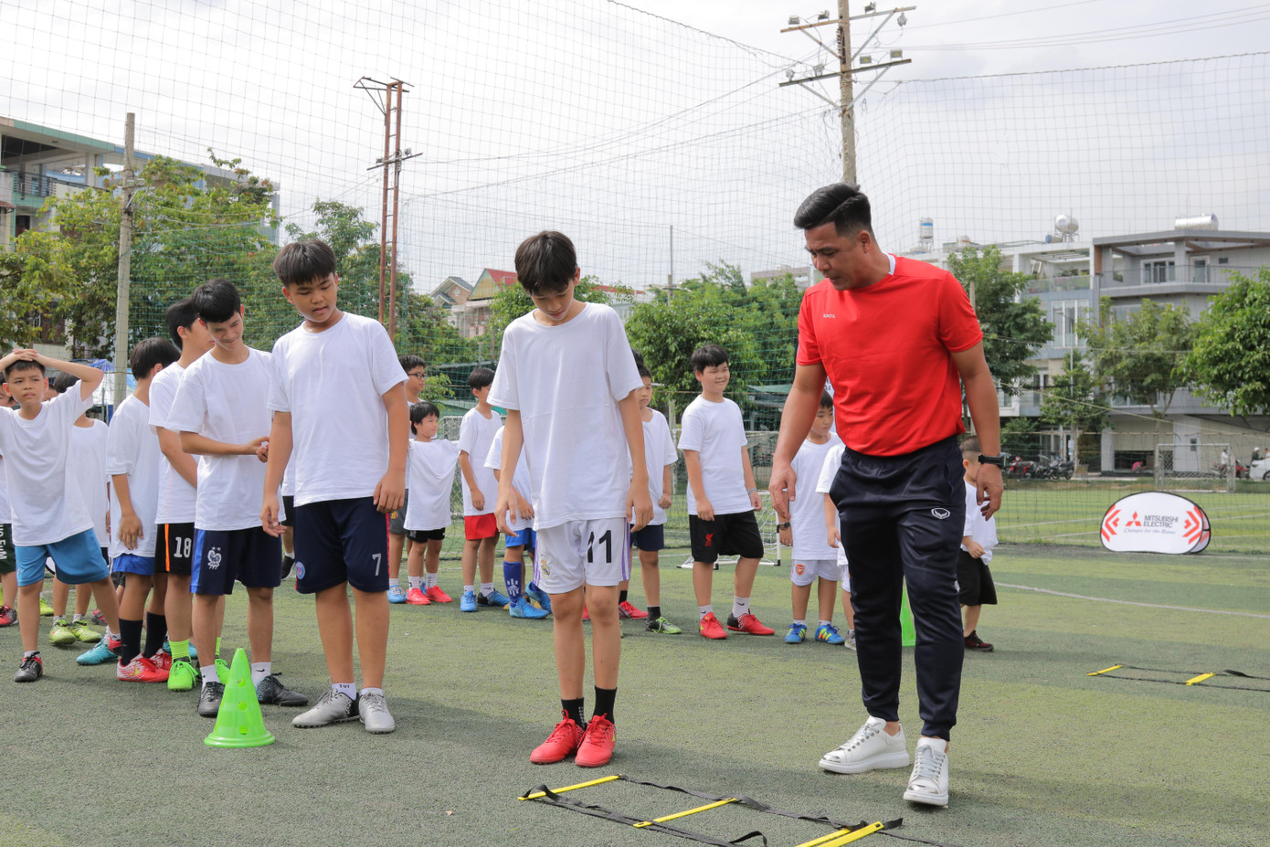 Cũng trong hoạt động của Trophy Tour, 2 danh thủ Nguyễn Việt Thắng, Nguyễn Minh Phương đã đến giao lưu, chơi bóng cùng 20 em nhỏ ở Làng trẻ SOS Gò Vấp. Đây là một sự kiện thiện nguyện của ban tổ chức trước thềm AFF Cup 2022 - giải đấu sẽ diễn ra từ ngày 20/12/2022 đến 16/1/2023.