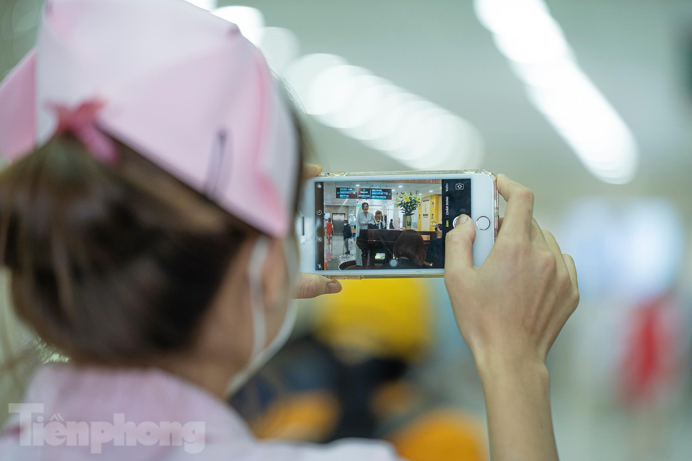 Chị điều dưỡng này cũng nhanh tay lấy điện thoại chụp lại đồng nghiệp của mình đang tham gia sự kiện ý nghĩa mang tính lịch sử. Chị điều dưỡng này cũng nhanh tay lấy điện thoại chụp lại đồng nghiệp của mình đang tham gia sự kiện ý nghĩa mang tính lịch sử.