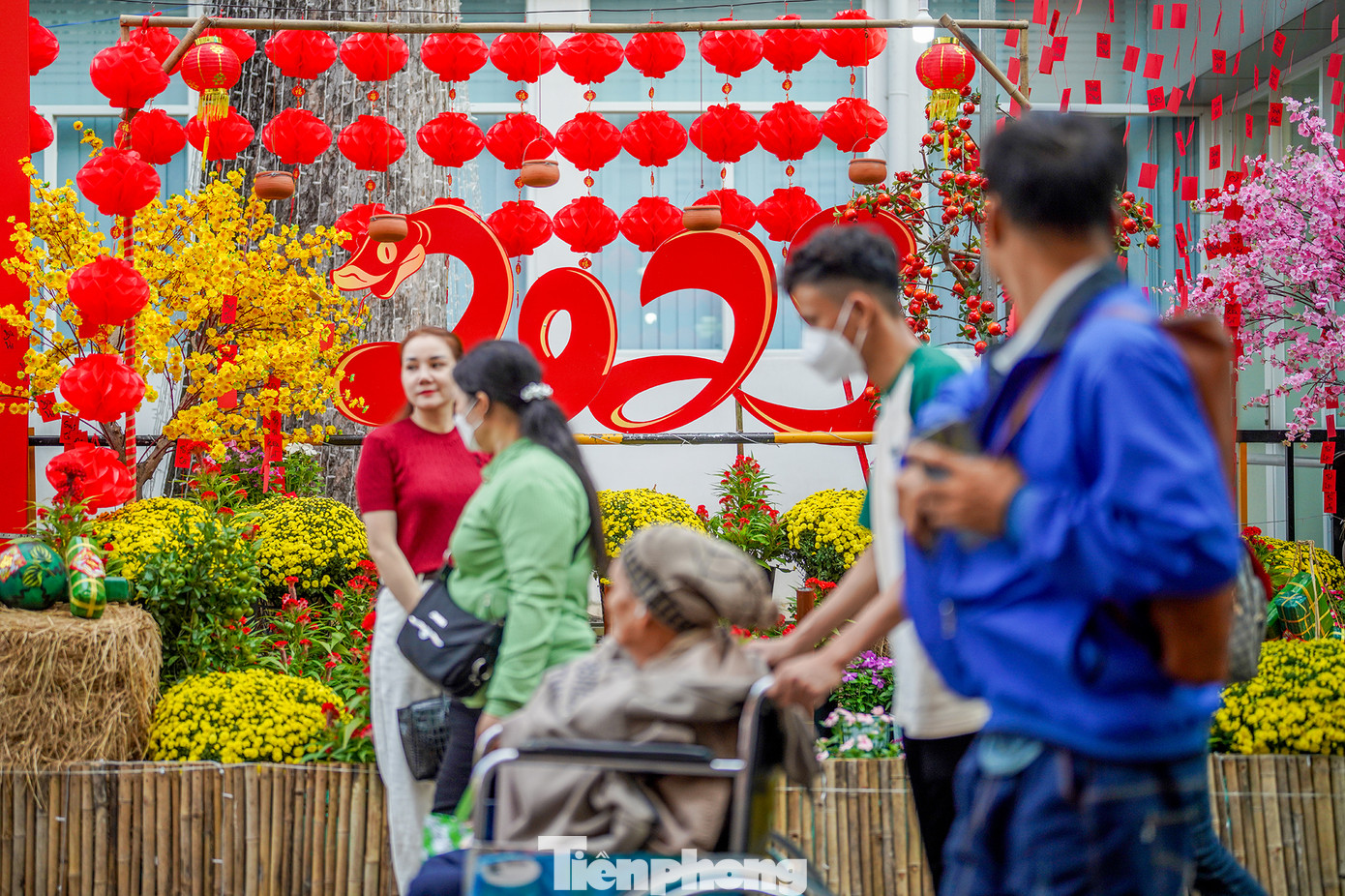 Tuy hoạt động chỉ trong khuôn viên bệnh viện nhưng tất cả các phòng ban đều chăm chút, trang trí gian hàng của mình thật bắt mắt, mong muốn xua đi một phần áp lực cũng như tiếp thêm niềm tin cho bệnh nhân và người nhà chiến đấu với bệnh tật.