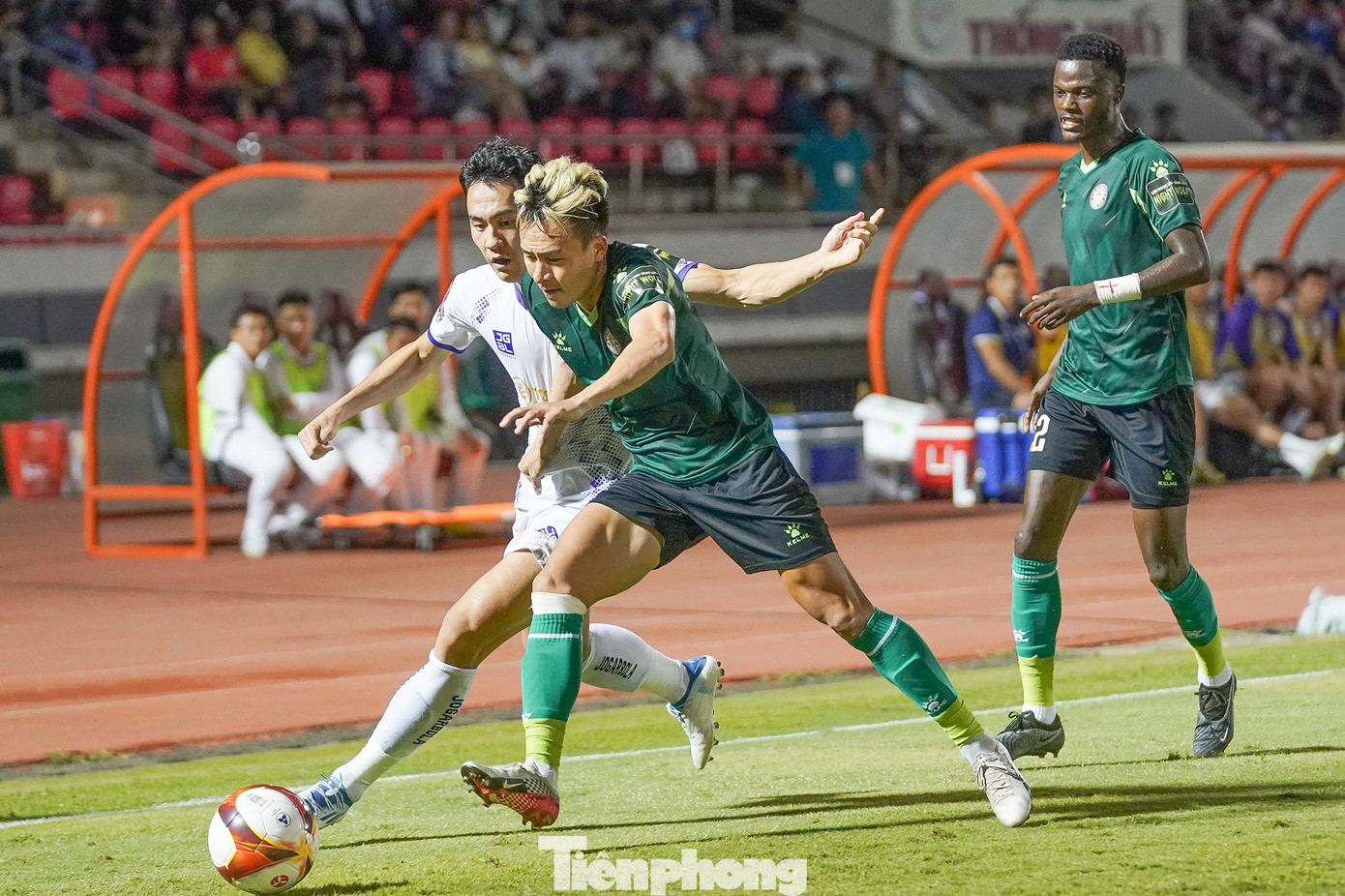 Sau bàn thắng, đội khách Hà Nội tiếp tục kiểm soát trận đấu, khiến chủ nhà TPHCM rất vất vả với những mảng miếng tấn công của họ. Tuy nhiên, cũng có những thời điểm hàng phòng ngự của Hà Nội lơi là, tạo cơ hội cho các chân sút của chủ nhà suýt gây nguy hiểm cho khung thành của thủ môn Tấn Trường.