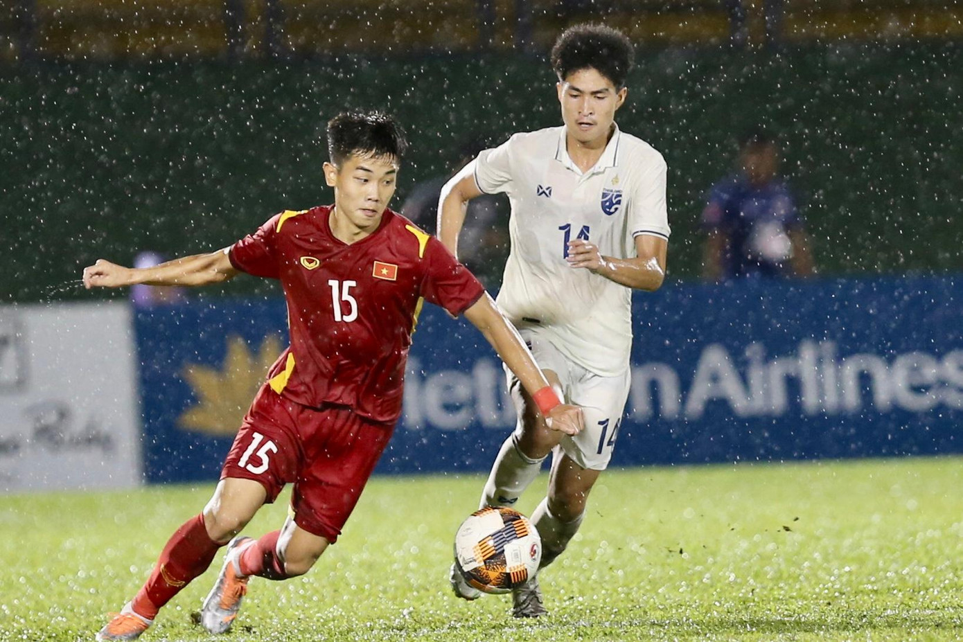 Giữa hiệp 2 trận đấu giữa U19 Việt Nam và U19 Thái Lan, trời đã bắt đầu tạnh mưa. Điều này giúp thế trận cởi mở hơn. Bằng chứng là Khuất Văn Khang có pha solo trong vòng cấm U19 Thái Lan trước khi tung ra pha dứt điểm cực nhanh đưa bóng đi đập má ngoài cột dọc. Giữa hiệp 2 trận đấu giữa U19 Việt Nam và U19 Thái Lan, trời đã bắt đầu tạnh mưa. Điều này giúp thế trận cởi mở hơn. Bằng chứng là Khuất Văn Khang có pha solo trong vòng cấm U19 Thái Lan trước khi tung ra pha dứt điểm cực nhanh đưa bóng đi đập má ngoài cột dọc.