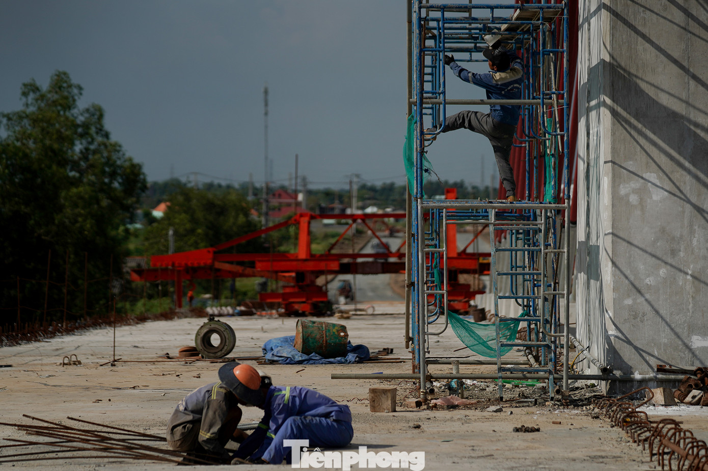 Công nhân đang vận hành phần xe đúc đấu nối thiết bị dằm chống vặn chuẩn bị cho lễ hợp long. (Dằm chống vặn là phần đấu nối quan trọng giúp ổn định bề mặt hai nhịp cầu)