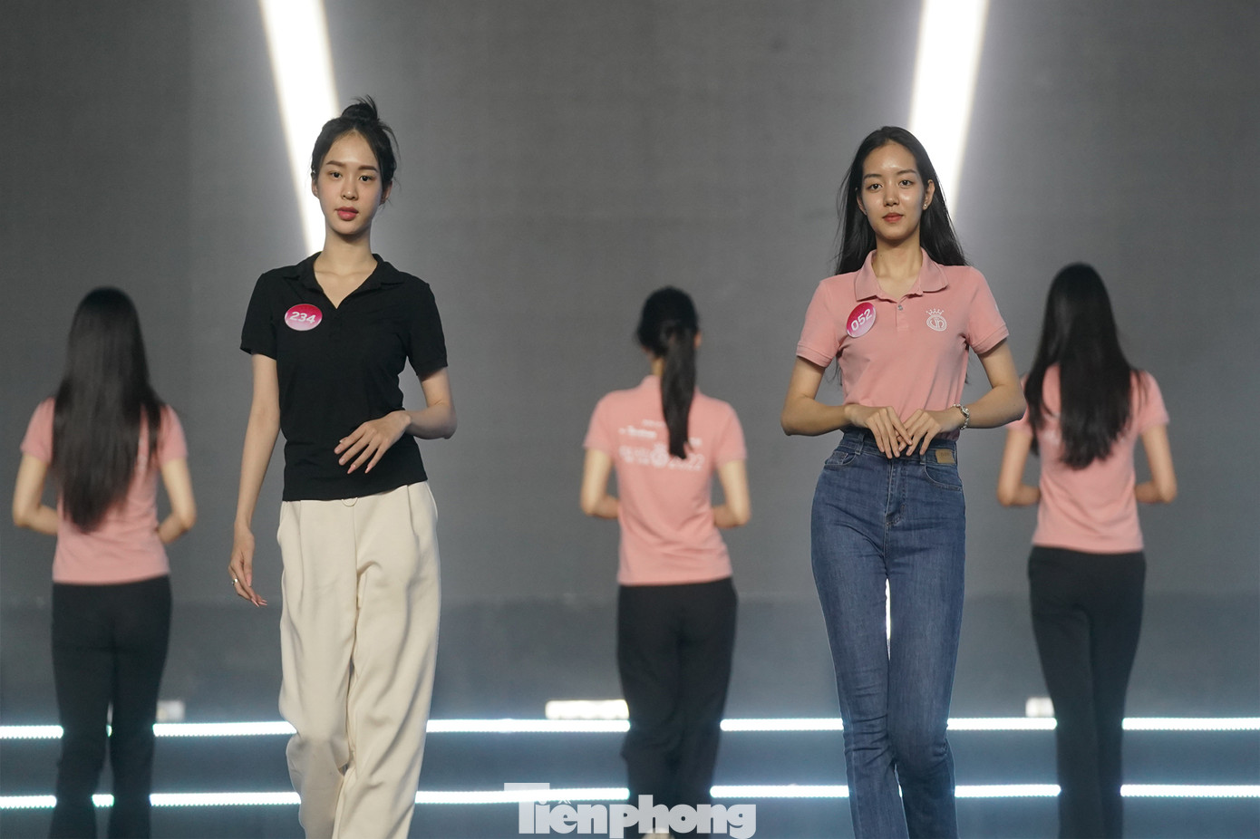 Mai Chi và Ngọc Thảo trong buổi tập luyện cho đêm chung khảo. Tuy có chiều cao khá hạn chế 1,68 m, bù lại Mai Chi có số đo cân đối là 76-58-91. Vóc dáng đồng hồ cát là điểm mạnh của thí sinh đến từ Thanh Hóa.