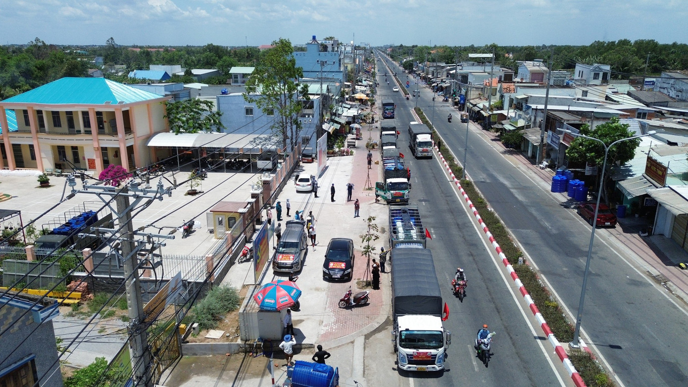 Hằng ngày có rất nhiều xe ô tô của các đơn vị, cá nhân vận chuyển nước về Cần Giuộc cung cấp miễn phí cho người dân địa phương.