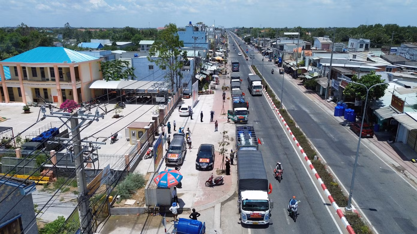 Hằng ngày có rất nhiều xe ô tô của các đơn vị, cá nhân vận chuyển nước về Cần Giuộc cung cấp miễn phí cho người dân địa phương.