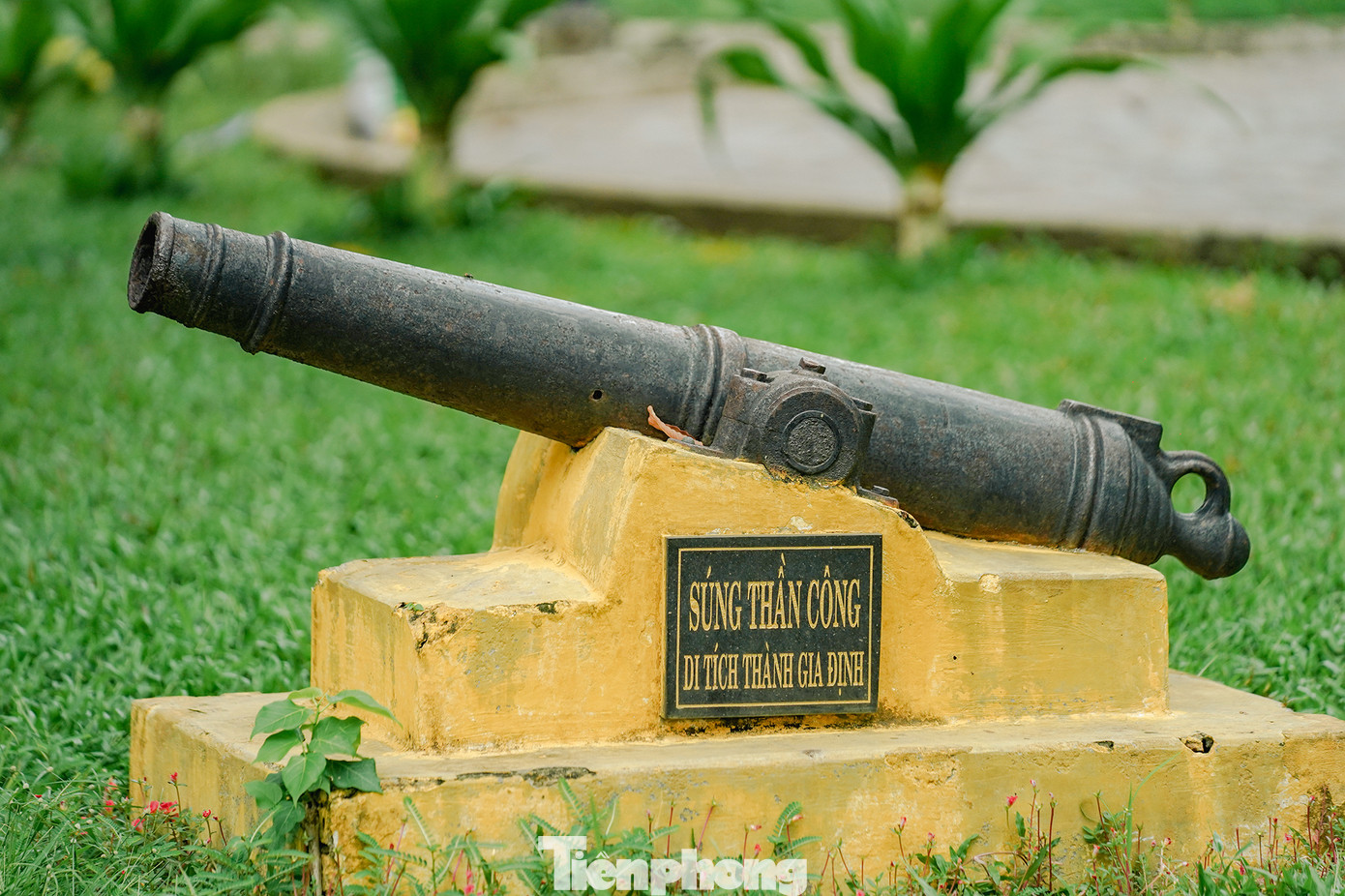Phía cổng Nam của lăng vẫn còn trưng bài hai khẩu thần công, hiện vật của thành Gia Định xưa. Phía cổng Nam của lăng vẫn còn trưng bài hai khẩu thần công, hiện vật của thành Gia Định xưa.