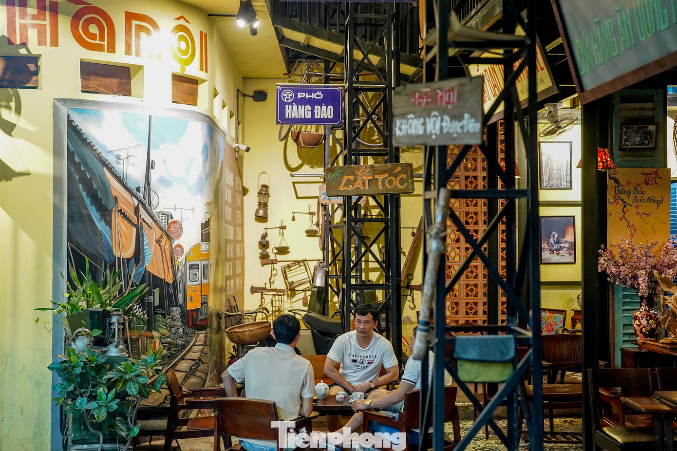 “Tôi thật sự thấy ấn tượng khi bước chân vào quán. Chưa có dịp được ra Hà Nội, nhưng hình ảnh Thủ đô được khắc họa trong quán cà phê, phần nào giúp tôi thấy được thành phố có gì. Ngoài đường xe cộ tấp nập, nhưng ngồi trong quán cà phê, tôi cảm thấy rất nhẹ nhàng”, anh Tiến, một vị khách cảm nhận.