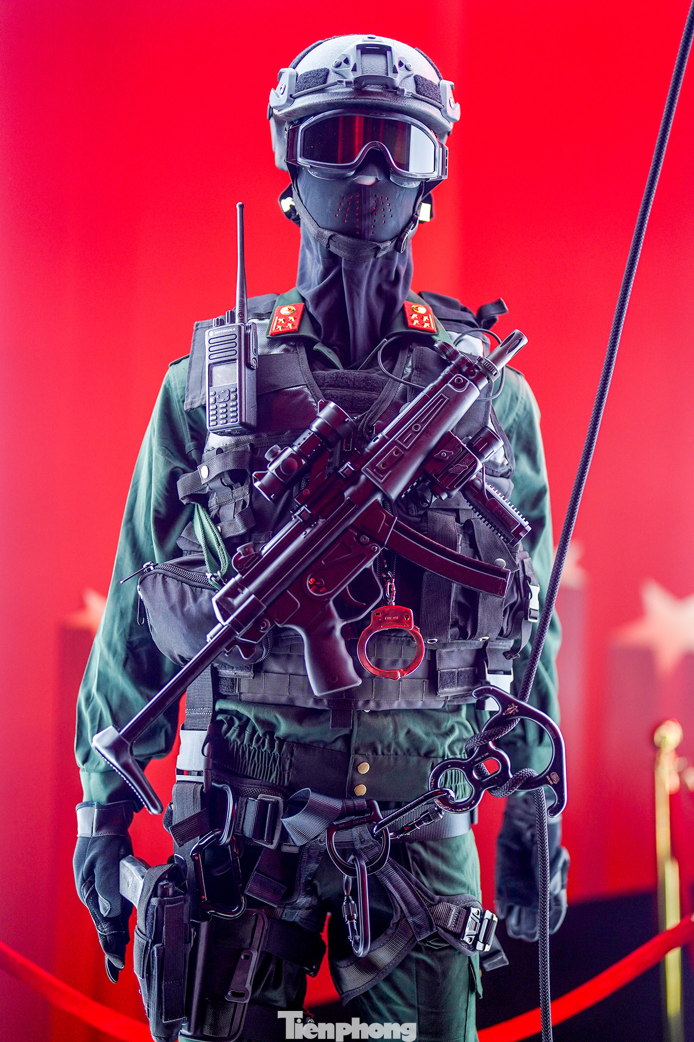 Bộ trang phục của CS đặc nhiệm. Bộ trang phục của CS đặc nhiệm.