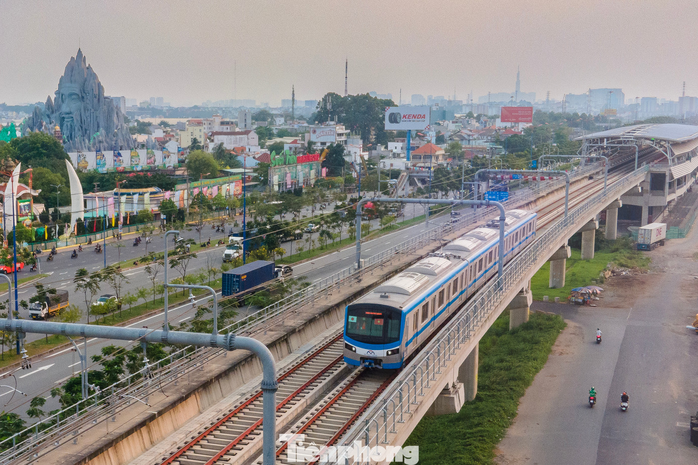 Với lộ trình hơn 12km qua 8 nhà ga, tuyến metro số 1 đã đem đến những trải nghiệm lý thú cho khoảng 2.000 hành khách trong lần chạy thử lần thứ 3 chiều 26/4.