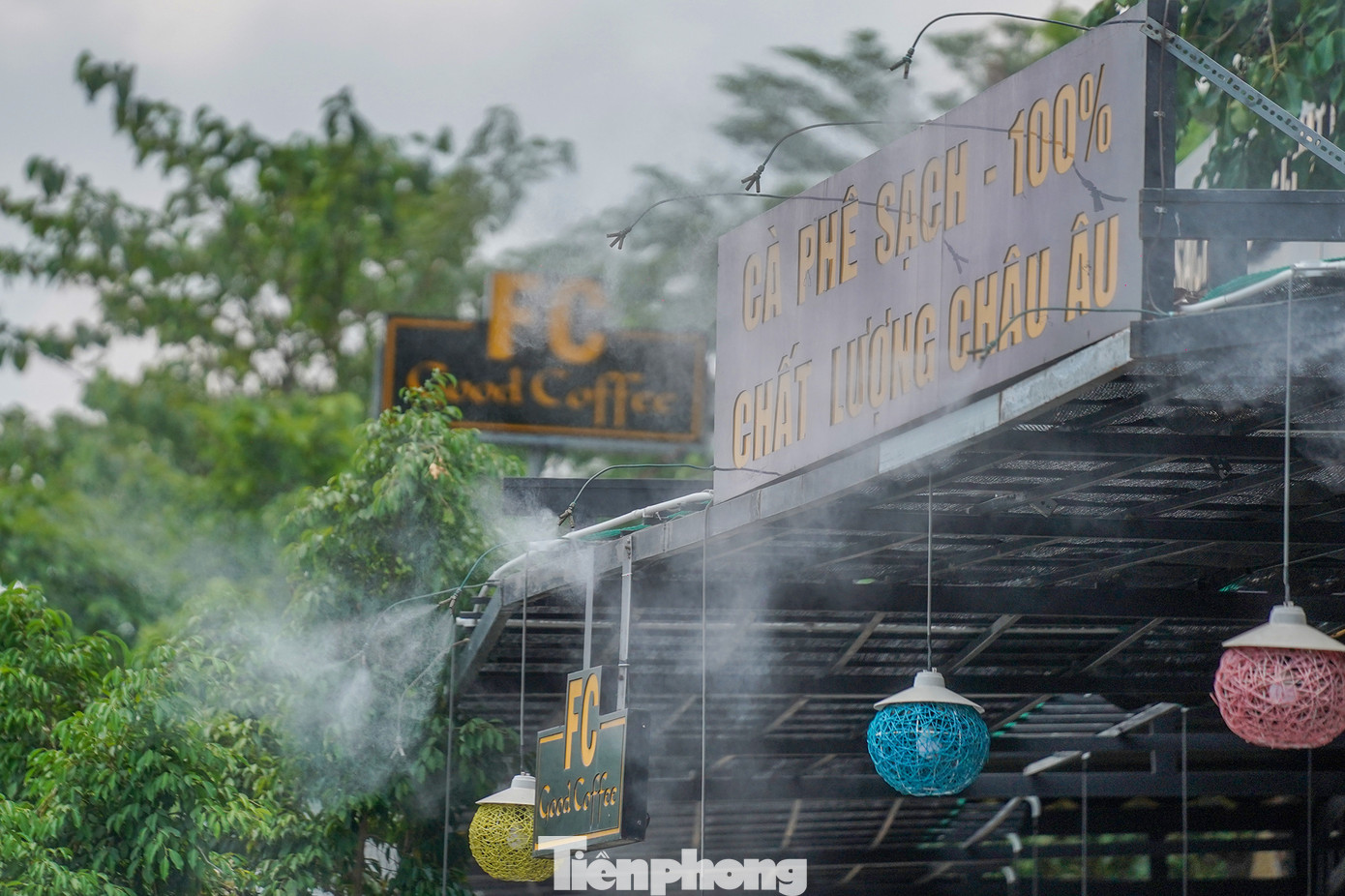 Những quán cà phê có lắp hệ thống phun sương thì chạy liên tục suốt giờ trưa.