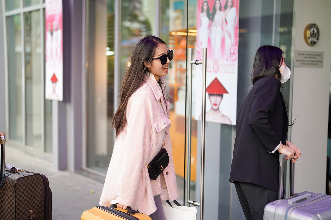 Thí sinh mang số báo danh 114 thể hiện sự vui mừng khi gặp lại những người bạn đồng hành cùng mình hơn một tháng qua tại Hoa hậu Việt Nam 2022.