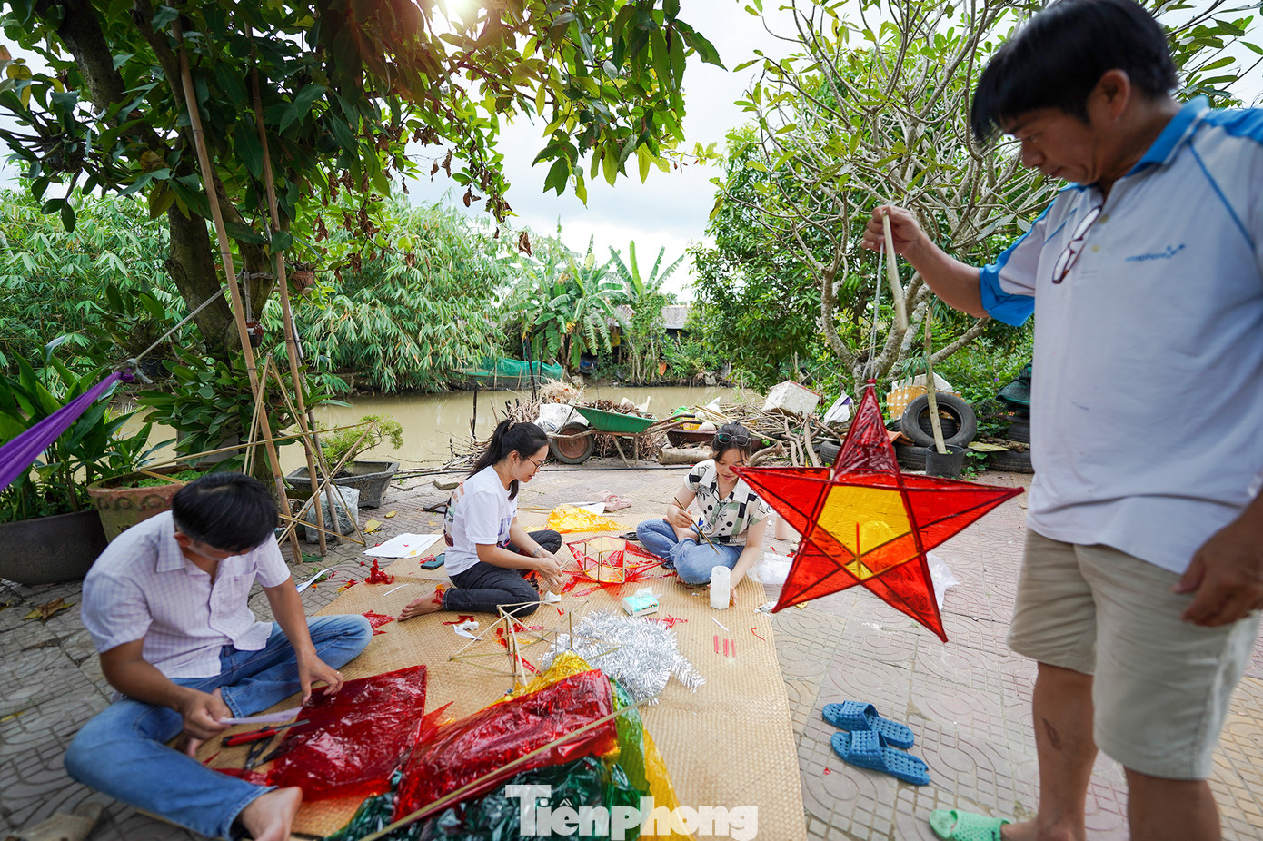 Hình ảnh những chiếc đèn ông sao đã in sâu trong ký ức mỗi người, nó gọi về ký ức tuổi thơ với niềm háo hức có được chiếc đèn để trông trăng. Trung thu xưa, mỗi dịp Rằm tháng tám, các ông bố bà mẹ lại rục rịch vót tre, mua nến làm cho mấy đứa nhỏ chiếc đèn ông sao đón Trung thu. Anh Quốc Tuấn (đứng) hỗ trợ đắc lực cho nhóm phụ huynh thực hiện những chiếc lồng đèn.