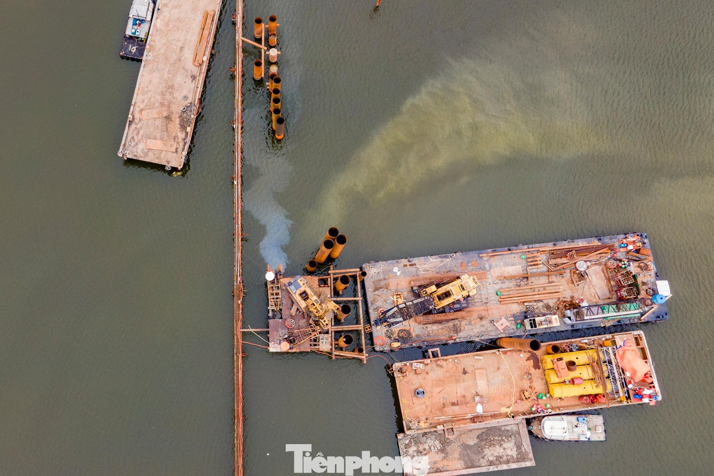 Các trụ cầu chỉ mới triển khai các hạng mục chuần bị cho phần đổ bê tông.