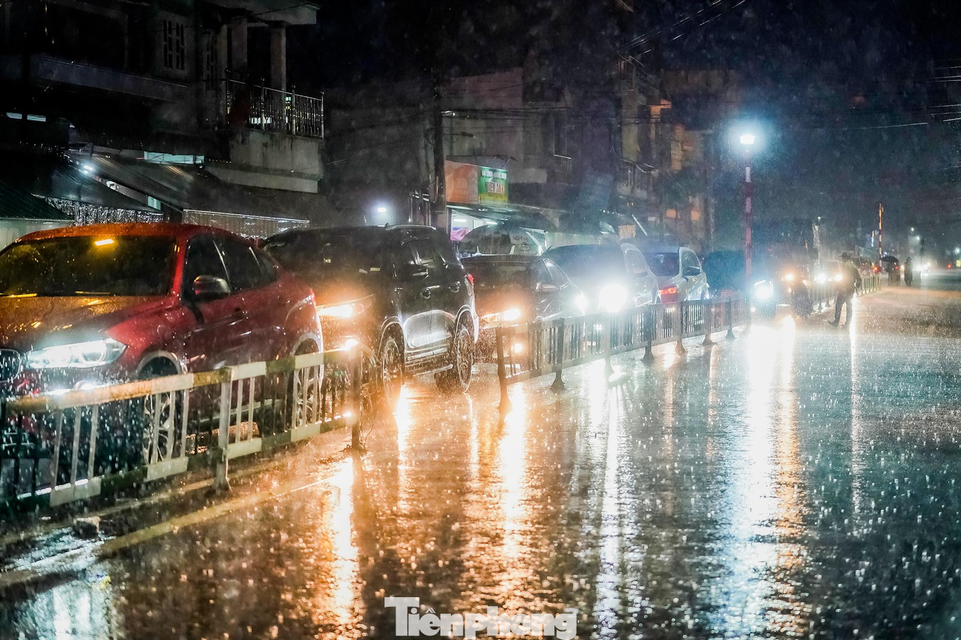 Chiều tối 3/5, trong cơn mưa nặng hạt, dòng xe ô tô nối dài phía bờ Nhơn Trạch, Đồng Nai. Chiều tối 3/5, trong cơn mưa nặng hạt, dòng xe ô tô nối dài phía bờ Nhơn Trạch, Đồng Nai.