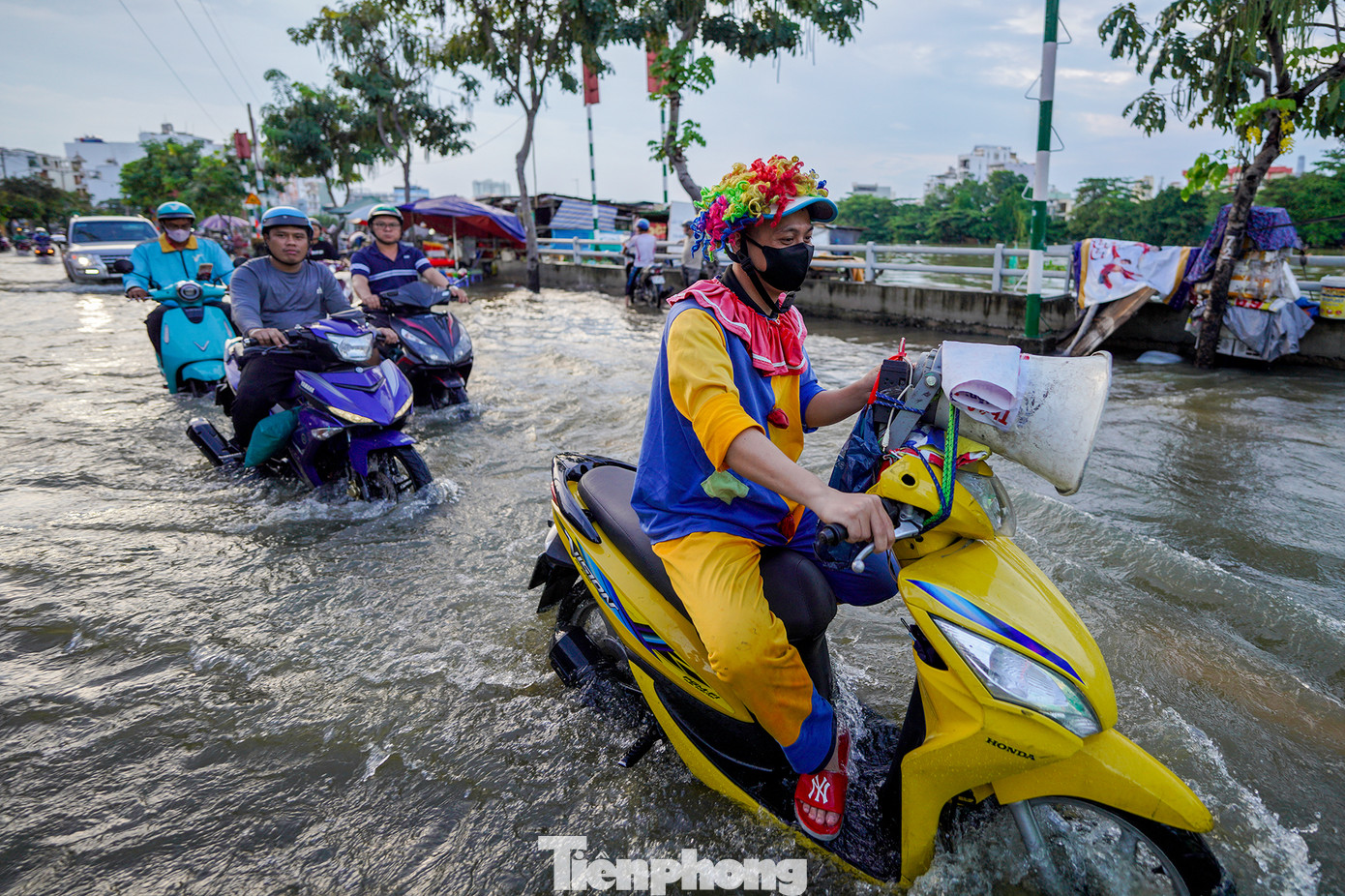 Ngập lụt khiến người dân vất vả di chuyển vào giờ tan tầm để về nhà.