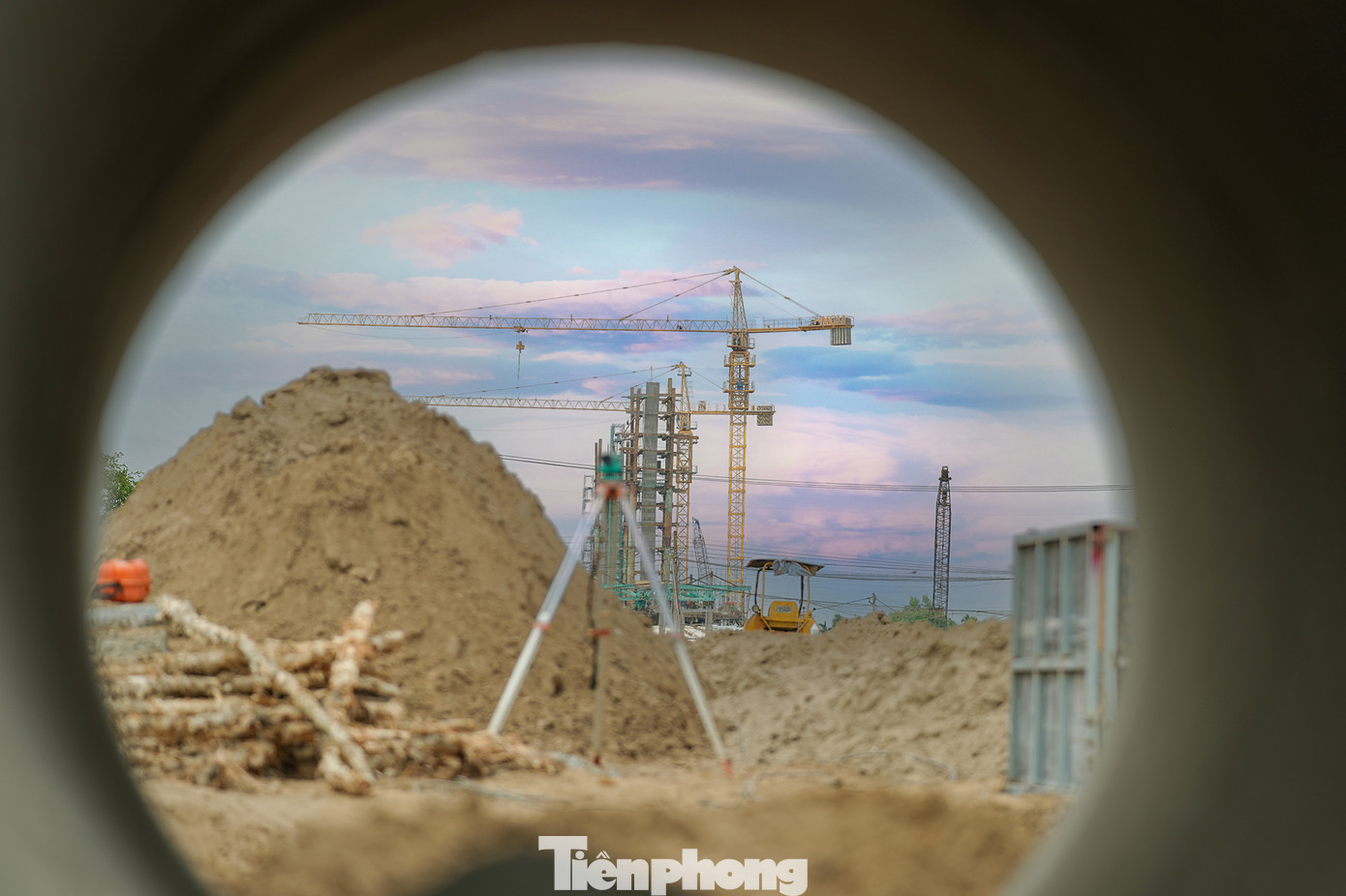 Chia sẻ với báo chí, ông Nguyễn Văn Út, Chủ tịch UBND tỉnh Long An, cho biết cầu bắc qua sông Vàm Cỏ Tây là công trình có ý nghĩa rất lớn, tác động đến sự phát triển kinh tế, văn hóa xã hội, thúc đẩy quá trình đô thị hóa, không chỉ trong phạm vi thành phố Tân An mà còn các địa phương lân cận. Chia sẻ với báo chí, ông Nguyễn Văn Út, Chủ tịch UBND tỉnh Long An, cho biết cầu bắc qua sông Vàm Cỏ Tây là công trình có ý nghĩa rất lớn, tác động đến sự phát triển kinh tế, văn hóa xã hội, thúc đẩy quá trình đô thị hóa, không chỉ trong phạm vi thành phố Tân An mà còn các địa phương lân cận.