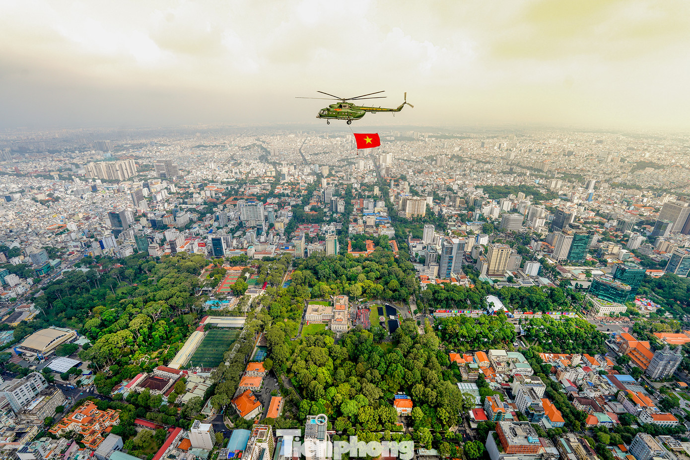 Trong không gian bao la của bầu trời xanh, hình ảnh lá cờ Tổ quốc hiện lên thật rực rỡ, như một biểu tượng thiêng liêng, nhắc nhớ về lịch sử hào hùng, về những hy sinh to lớn của biết bao thế hệ cha anh đã ngã xuống để giành lại độc lập, tự do cho dân tộc. Dinh Độc Lập, nhân chứng lịch sử của bao thăng trầm, nay lại càng thêm phần ý nghĩa khi chứng kiến lá cờ Tổ quốc bay cao, khẳng định chủ quyền và sự thống nhất của non sông.