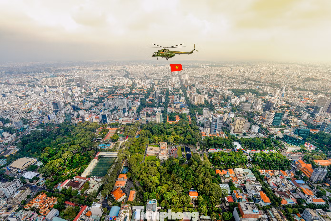Trong không gian bao la của bầu trời xanh, hình ảnh lá cờ Tổ quốc hiện lên thật rực rỡ, như một biểu tượng thiêng liêng, nhắc nhớ về lịch sử hào hùng, về những hy sinh to lớn của biết bao thế hệ cha anh đã ngã xuống để giành lại độc lập, tự do cho dân tộc. Dinh Độc Lập, nhân chứng lịch sử của bao thăng trầm, nay lại càng thêm phần ý nghĩa khi chứng kiến lá cờ Tổ quốc bay cao, khẳng định chủ quyền và sự thống nhất của non sông.