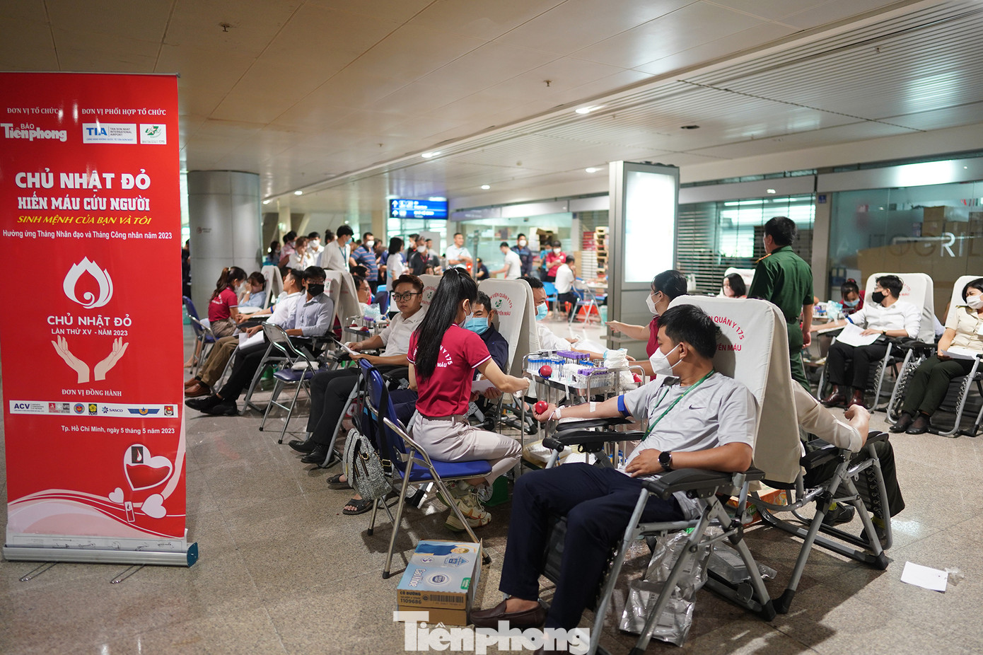 Chương trình Chủ nhật Đỏ sáng 5/5 tại ga quốc tế sân bay Tân Sơn Nhất tiếp nhận hơn 500 đơn đăng ký từ các đơn vị: Tổng công ty Cảng Hàng không Việt Nam (ACV), Cảng hàng không quốc tế Tân Sơn Nhất, Cảng vụ Hàng không Miền Nam, Công ty CP Phục vụ Mặt đất Sài Gòn (SAGS), Công ty CP DV Hàng không Sân bay Tân Sơn Nhất (SASCO), Chi cục Hải quan cửa khẩu sân bay quốc tế Tân Sơn Nhất, Autogrill VFS F&B... Chương trình Chủ nhật Đỏ sáng 5/5 tại ga quốc tế sân bay Tân Sơn Nhất tiếp nhận hơn 500 đơn đăng ký từ các đơn vị: Tổng công ty Cảng Hàng không Việt Nam (ACV), Cảng hàng không quốc tế Tân Sơn Nhất, Cảng vụ Hàng không Miền Nam, Công ty CP Phục vụ Mặt đất Sài Gòn (SAGS), Công ty CP DV Hàng không Sân bay Tân Sơn Nhất (SASCO), Chi cục Hải quan cửa khẩu sân bay quốc tế Tân Sơn Nhất, Autogrill VFS F&B...