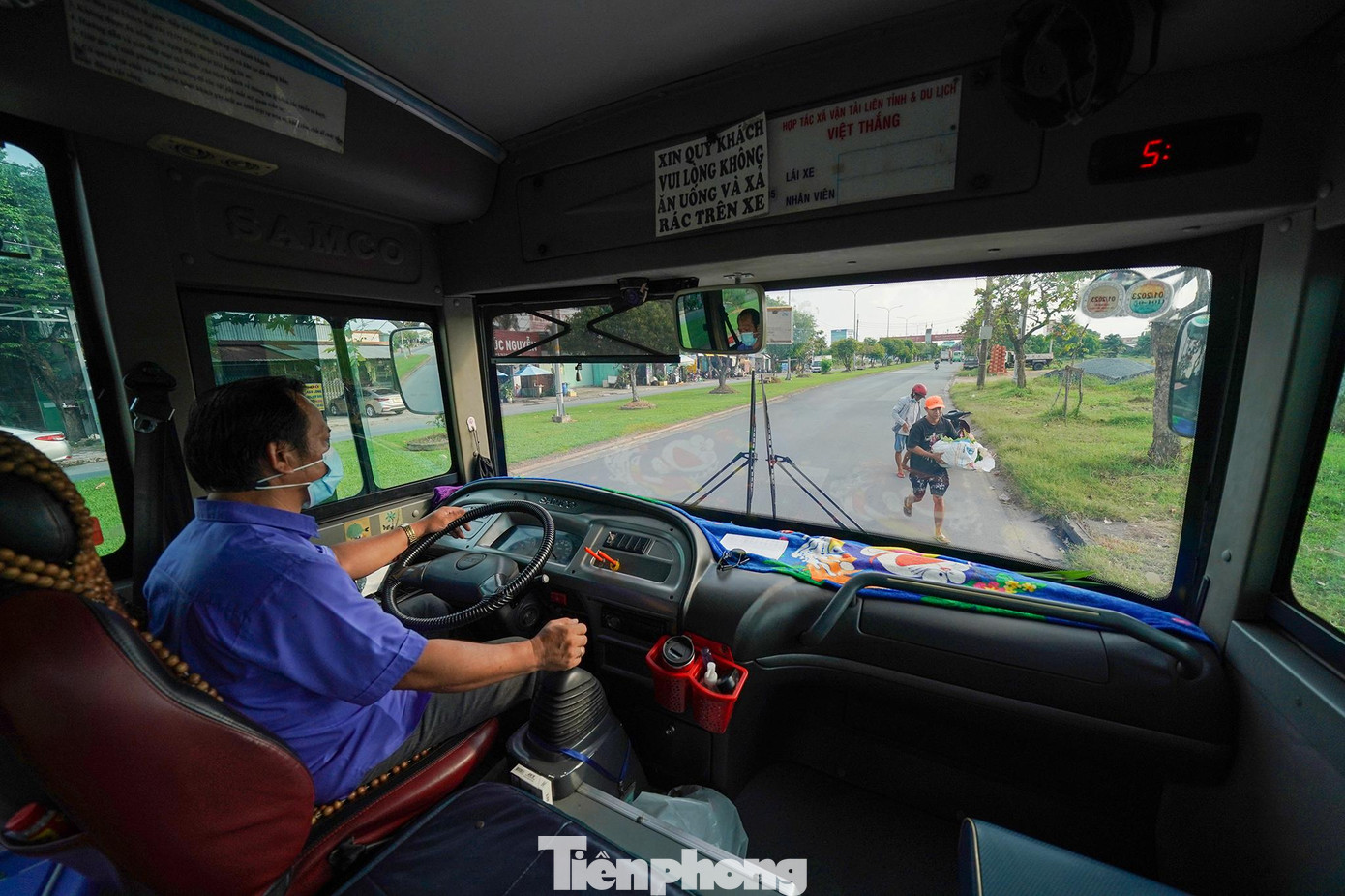 TPHCM có 126 tuyến xe buýt với gần 2.100 xe hoạt động. Cơ quan quản lý hạ tầng giao thông cũng đã tập trung khá nhiều cho giao thông công cộng nhưng lượng khách sử dụng loại hình vận tải này đang giảm qua các năm.