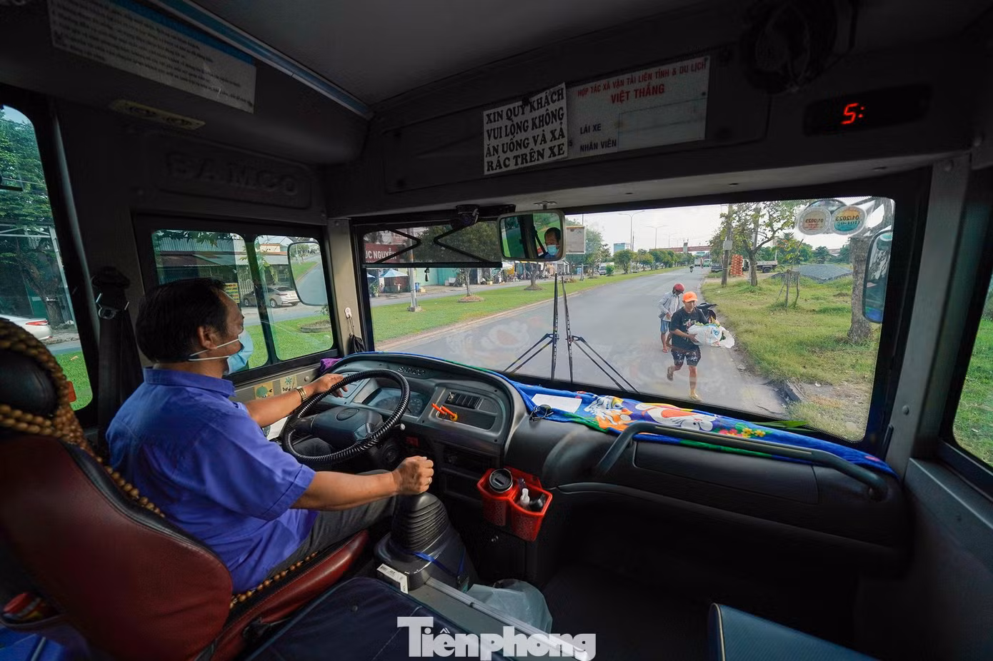TPHCM có 126 tuyến xe buýt với gần 2.100 xe hoạt động. Cơ quan quản lý hạ tầng giao thông cũng đã tập trung khá nhiều cho giao thông công cộng nhưng lượng khách sử dụng loại hình vận tải này đang giảm qua các năm.