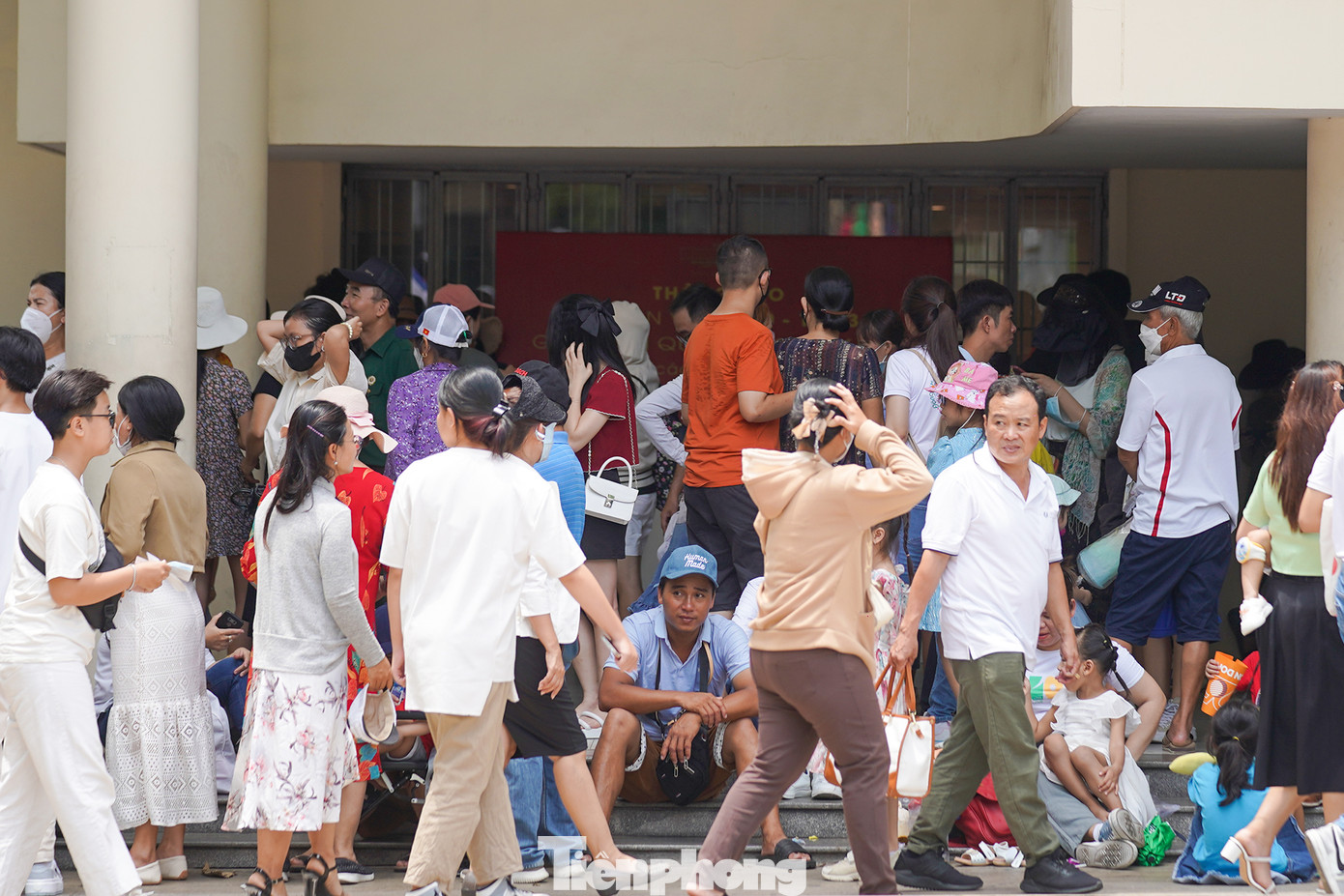 Đến trưa 30/4, vẫn còn rất đông người dân và du khách chưa được vào tham quan di tích lịch sử đặc biệt này.