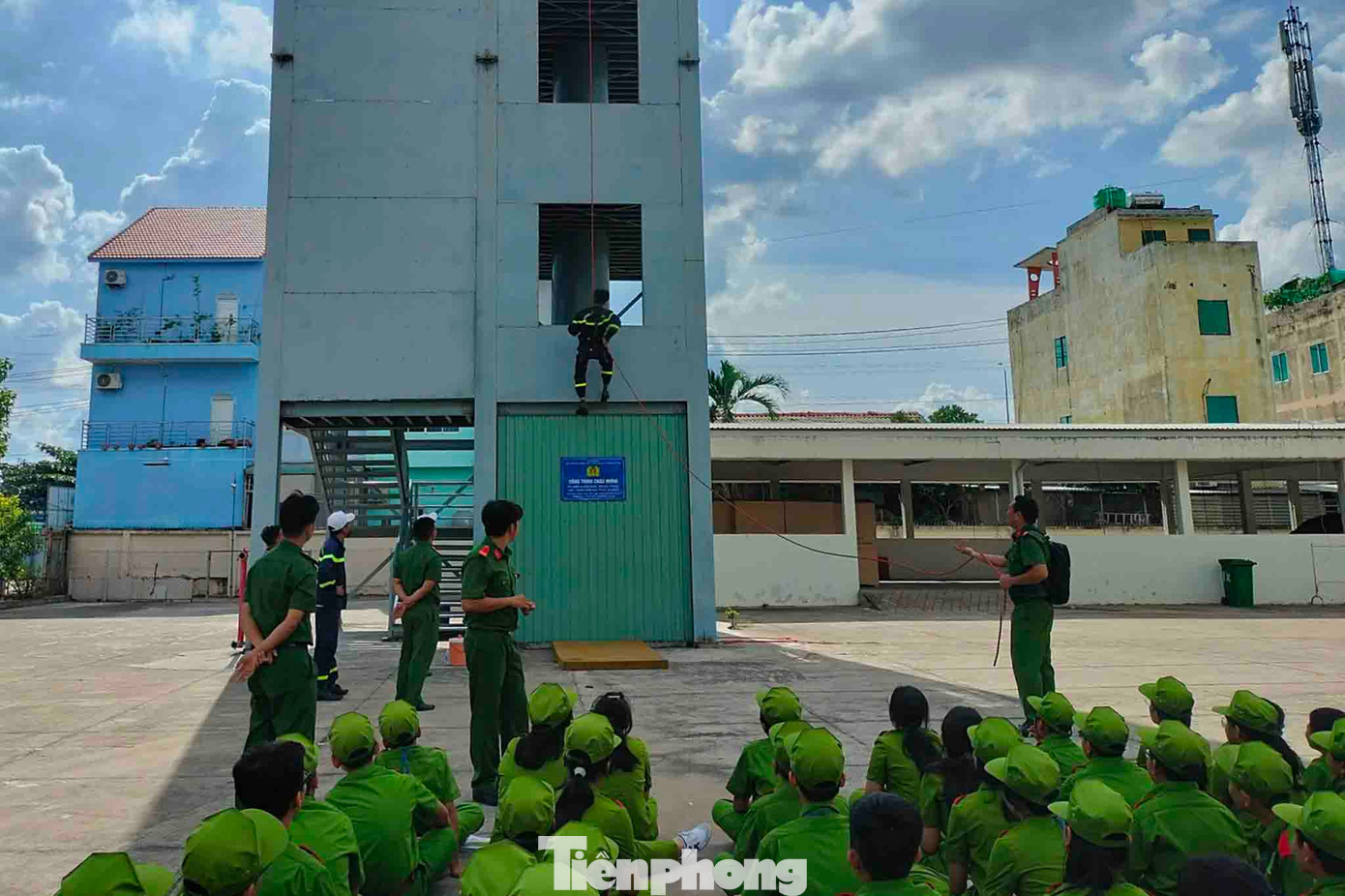 Trước khi ra thao trường luyện võ, các bé đã trải qua các lớp gấp chăn màn, PCCC, kỹ năng thoát hiểm...