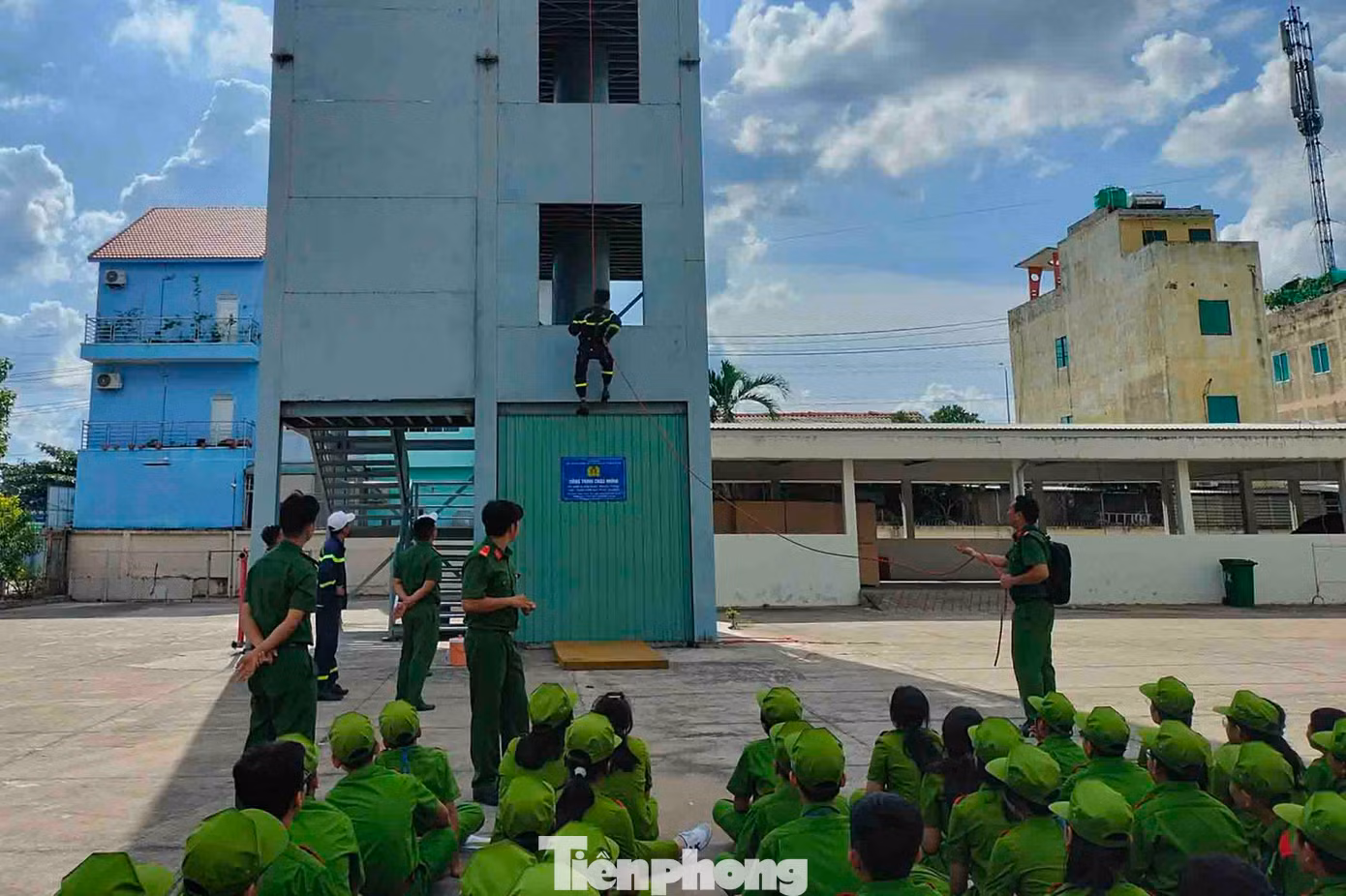 Trước khi ra thao trường luyện võ, các bé đã trải qua các lớp gấp chăn màn, PCCC, kỹ năng thoát hiểm...