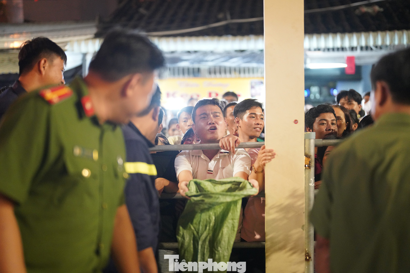 Một thanh niên chuẩn bị cả bao tải lớn nhưng BTC đã có phương án phát lộc đều cho người dân. “Năm nào tôi cũng tham gia Lễ hội Làm Chay. Năm nay là lần đầu tôi ở lại đến tận nửa đêm để xem nghi thức đốt Ông Tiêu và xin lộc. Nãy giờ vẫn chỉ được vài viên kẹo, nhưng vậy là vui rồi, có lộc rồi”, một người dân chia sẻ.