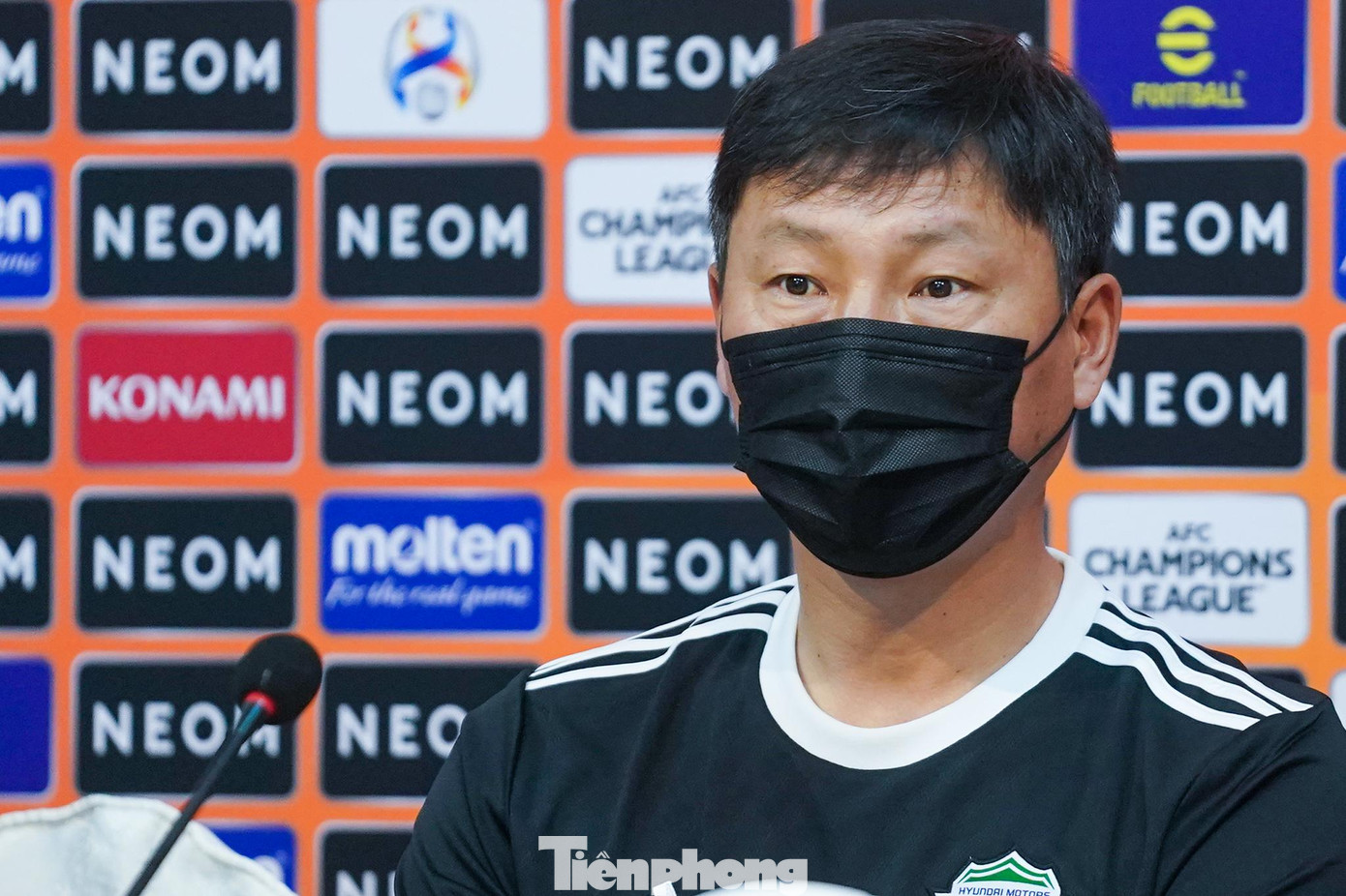 "Các đội bóng Việt Nam luôn gây ra rất nhiều khó khăn. Trước đây chúng tôi đã chạm trán với những đội bóng Việt Nam vào các năm 2015 2018, chúng tôi chưa bao giờ giành được chiến thắng dễ dàng cả. Chúng tôi sẽ cố gắng để vượt qua những khó khăn đó", ông Kim phát biểu. "Các đội bóng Việt Nam luôn gây ra rất nhiều khó khăn. Trước đây chúng tôi đã chạm trán với những đội bóng Việt Nam vào các năm 2015 2018, chúng tôi chưa bao giờ giành được chiến thắng dễ dàng cả. Chúng tôi sẽ cố gắng để vượt qua những khó khăn đó", ông Kim phát biểu.