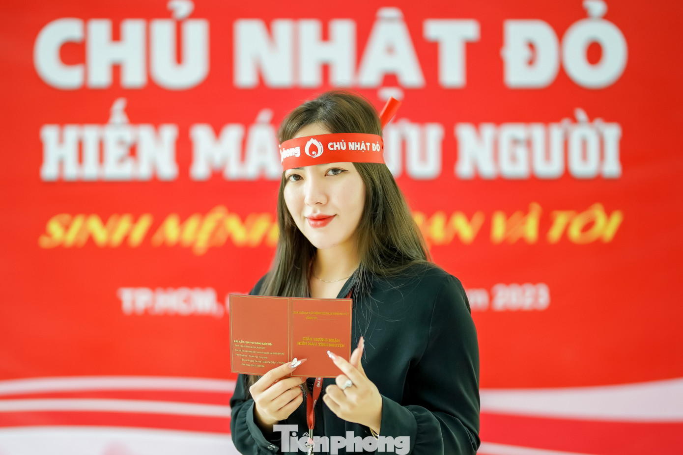 Thảo Lê thích thú khoe giấy chứng nhận vừa được trao.