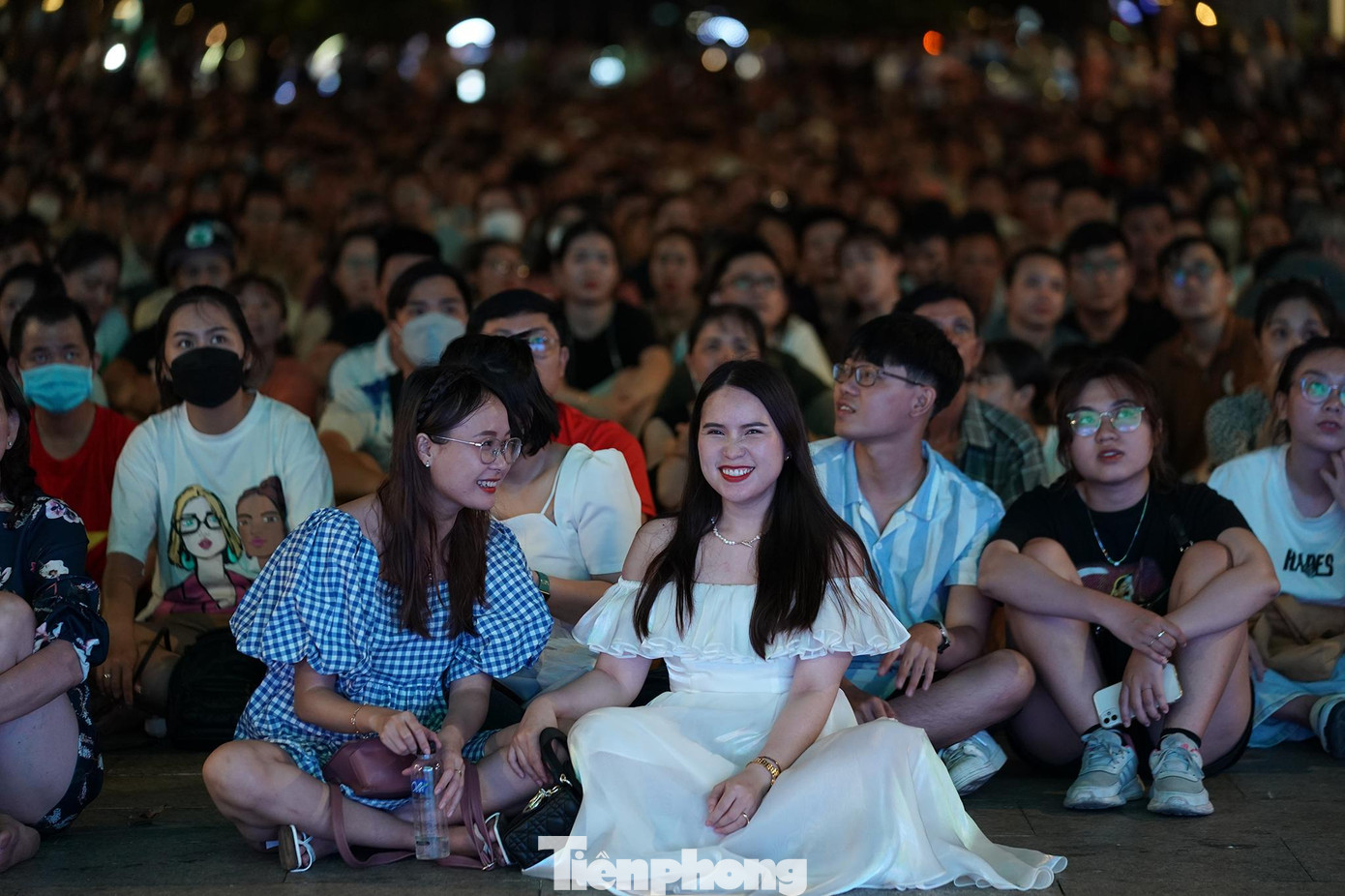 Khá nhiều bạn nữ xinh xắn cũng hoà vào không khí tiếp lửa cho đội quân "Sao vàng". Khá nhiều bạn nữ xinh xắn cũng hoà vào không khí tiếp lửa cho đội quân "Sao vàng".