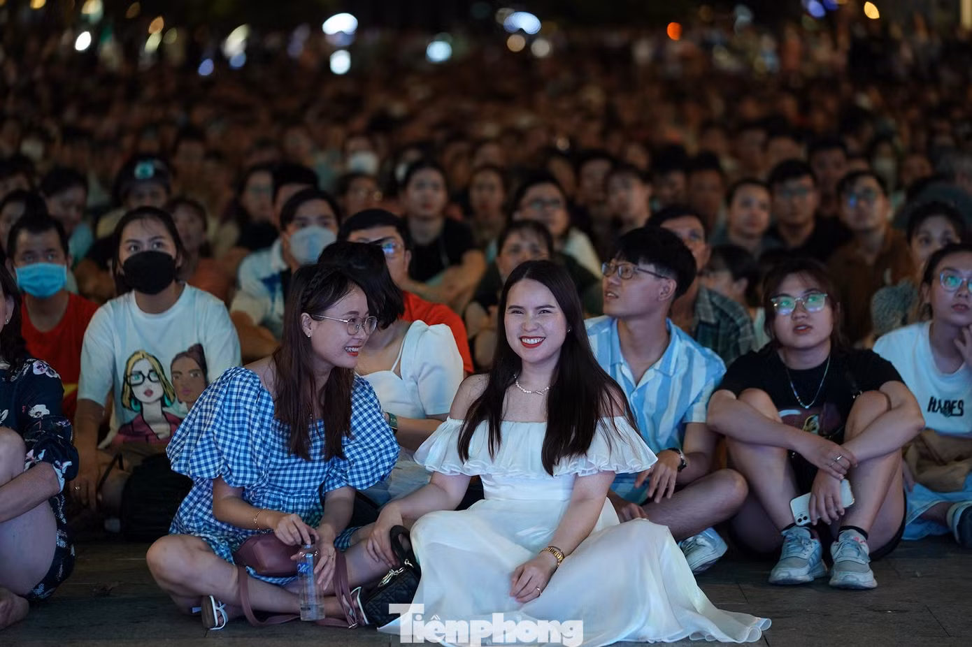 Khá nhiều bạn nữ xinh xắn cũng hoà vào không khí tiếp lửa cho đội quân "Sao vàng".