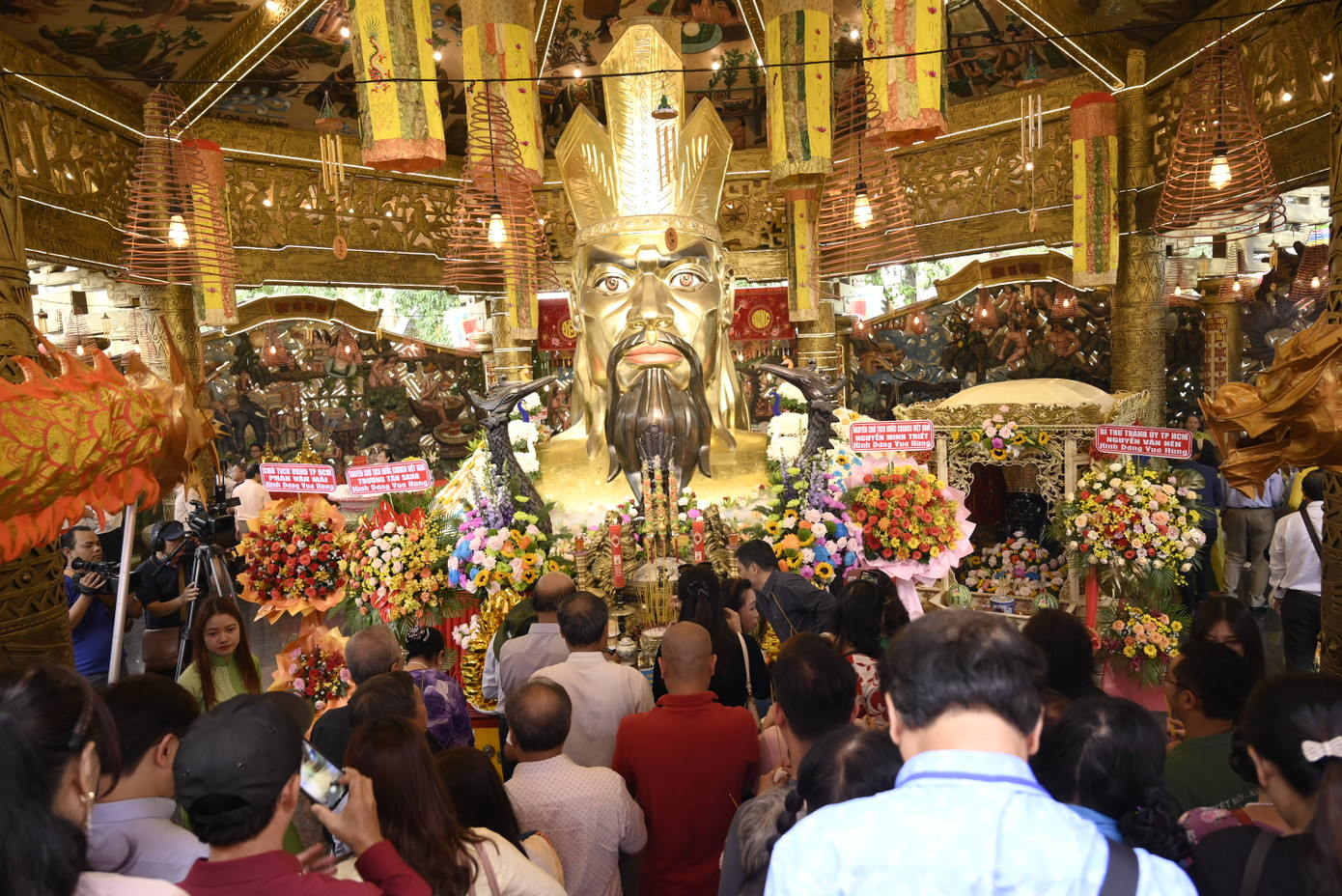 Từ 8h30, lễ tế dưới sự chủ trì của ban quý tế lăng miếu Bà Chúa Xứ núi Sam Châu Đốc được tiến hành trang trọng.